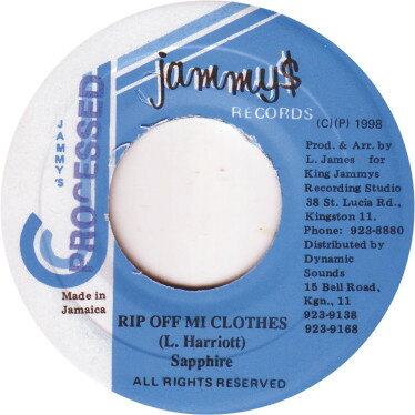 ・アーティスト Sapphire ・タイトル Rip Off Mi Clothes ・レーベル・型番 Jammy's Records NONE ・フォーマット 7インチレコード ・コンディション(盤) 良い (VG+) ・コンディション(ジャケット) ・コンディション(帯) オビなし ・特記事項 【盤に短いヘアライン】 サンプル画像です。実際の商品の画像ではありません 商品写真はバーコード/カタログ番号に対応したサンプル画像ですので、お送りする商品の画像ではありません。帯やライナーなどの付属品は、特記事項に記載されている場合のみ含まれます。プロモやカラーレコードなどの仕様についても、該当する場合のみ特記事項に記載しています。 【ご購入前に必ずご確認ください】 ・本店サイト(www.recordcity.jp)とは価格、送料が違います ・本店サイト、その他支店のオーダーとは同梱発送できません ・注文確定後に別の注文を頂いた場合、注文同士の同梱は致しかねます。 ・別倉庫から発送しているため、店頭受け渡しは対応しておりません ・一部商品は他の通販サイトでも販売しているため、ご注文のタイミングによっては商品のご用意ができない場合がございます。 ・土日祝日はお休みです 金曜・祝前日9時以降のご連絡またはご入金は、返答または発送が週明け・祝日明けに順次対応となります。 ・ご購入後のキャンセル不可 ご購入後のキャンセルはいかなる理由においてもお受けできません。ご了承の上、ご購入くださいませ。 ・日本郵便(ゆうパック/ゆうメール)によるお届けになります。 ・中古品であることをご理解ください 当ストアでは中古商品を主に販売しております。中古品であることをご理解の上ご購入ください。また、一部商品はRecordCityオンラインストアで試聴可能です。 ・返品について お客様のご都合による返品は一切承っておりません。 表記の内容と実際の商品に相違がある場合、また針飛び等で返品・返金をご希望される場合は、商品の到着後1週間以内にご連絡ください。商品の返送をこちらで確認後、キャンセル・返金を行います。 コンディションVG以下の商品は返品できません。プレイに影響のない表面のこすれ傷、プレス起因のノイズ盤は返品の対象外です。 【コンディション表記】 ・ほぼ新品(M-)(Like New) 完全な新品。未使用。当店ではほぼ使用しません ・非常に良い(EX)(Excellent) 中古盤として美品な状態。わずかな経年を感じるものの傷みを感じさせない、当店基準で最高の状態 ・良い(VG+)(Very Good Plus) 丁寧に扱われた中古品で、軽い使用感がみられる。 ・可(VG)(Acceptable) 使い込まれた中古品で、「良い」よりもさらに使用感がみられる。 ・悪い(VG-)(Bad) 状態が悪いアイテム。使用の保障はなく、再生不可、針飛び、目立つノイズがあるかもしれない。状態によるクレーム不可。返品不可。 ・非常に悪い(G)(Very Bad) 「悪い」よりさらに状態が悪いアイテム。使用の保障はなく、再生不可、針飛び、目立つノイズがあるかもしれない。状態によるクレーム不可。返品不可。 ・ジャンク(Fair)(Junk/Fair) 割れている、反っている、水ダメージがある、カビ、ジャケットが分離している、ひどい書き込み、ひどい擦れなど最低の状態。使用の保障はなく、再生不可、針飛び、目立つノイズがあるかもしれない。状態によるクレーム不可。返品不可。 ・ジャンク(Poor)(Junk/Poor) 割れている、反っている、水ダメージがある、カビ、ジャケットが分離している、ひどい書き込み、ひどい擦れなど最低の状態。使用の保障はなく、再生不可、針飛び、目立つノイズがあるかもしれない。状態によるクレーム不可。返品不可。