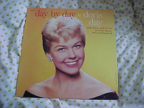 ・アーティスト Doris Day, Paul Weston ・タイトル Day By Day ・レーベル・型番 CBS SONY 22AP2510 ・フォーマット LPレコード ・コンディション(盤) 非常に良い(EX) ・コンディション(ジャケット) 良い (VG+) ・コンディション(帯) 良い (VG+) ・特記事項 【ライナー付き】 【シュリンク残し】 サンプル画像です。実際の商品の画像ではありません 商品写真はバーコード/カタログ番号に対応したサンプル画像ですので、お送りする商品の画像ではありません。帯やライナーなどの付属品は、特記事項に記載されている場合のみ含まれます。プロモやカラーレコードなどの仕様についても、該当する場合のみ特記事項に記載しています。 【ご購入前に必ずご確認ください】 ・本店サイト(www.recordcity.jp)とは価格、送料が違います ・本店サイト、その他支店のオーダーとは同梱発送できません ・注文確定後に別の注文を頂いた場合、注文同士の同梱は致しかねます。 ・別倉庫から発送しているため、店頭受け渡しは対応しておりません ・一部商品は他の通販サイトでも販売しているため、ご注文のタイミングによっては商品のご用意ができない場合がございます。 ・土日祝日はお休みです 金曜・祝前日9時以降のご連絡またはご入金は、返答または発送が週明け・祝日明けに順次対応となります。 ・ご購入後のキャンセル不可 ご購入後のキャンセルはいかなる理由においてもお受けできません。ご了承の上、ご購入くださいませ。 ・日本郵便(ゆうパック/ゆうメール)によるお届けになります。 ・中古品であることをご理解ください 当ストアでは中古商品を主に販売しております。中古品であることをご理解の上ご購入ください。また、一部商品はRecordCityオンラインストアで試聴可能です。 ・返品について お客様のご都合による返品は一切承っておりません。 表記の内容と実際の商品に相違がある場合、また針飛び等で返品・返金をご希望される場合は、商品の到着後1週間以内にご連絡ください。商品の返送をこちらで確認後、キャンセル・返金を行います。 コンディションVG以下の商品は返品できません。プレイに影響のない表面のこすれ傷、プレス起因のノイズ盤は返品の対象外です。 【コンディション表記】 ・ほぼ新品(M-)(Like New) 完全な新品。未使用。当店ではほぼ使用しません ・非常に良い(EX)(Excellent) 中古盤として美品な状態。わずかな経年を感じるものの傷みを感じさせない、当店基準で最高の状態 ・良い(VG+)(Very Good Plus) 丁寧に扱われた中古品で、軽い使用感がみられる。 ・可(VG)(Acceptable) 使い込まれた中古品で、「良い」よりもさらに使用感がみられる。 ・悪い(VG-)(Bad) 状態が悪いアイテム。使用の保障はなく、再生不可、針飛び、目立つノイズがあるかもしれない。状態によるクレーム不可。返品不可。 ・非常に悪い(G)(Very Bad) 「悪い」よりさらに状態が悪いアイテム。使用の保障はなく、再生不可、針飛び、目立つノイズがあるかもしれない。状態によるクレーム不可。返品不可。 ・ジャンク(Fair)(Junk/Fair) 割れている、反っている、水ダメージがある、カビ、ジャケットが分離している、ひどい書き込み、ひどい擦れなど最低の状態。使用の保障はなく、再生不可、針飛び、目立つノイズがあるかもしれない。状態によるクレーム不可。返品不可。 ・ジャンク(Poor)(Junk/Poor) 割れている、反っている、水ダメージがある、カビ、ジャケットが分離している、ひどい書き込み、ひどい擦れなど最低の状態。使用の保障はなく、再生不可、針飛び、目立つノイズがあるかもしれない。状態によるクレーム不可。返品不可。