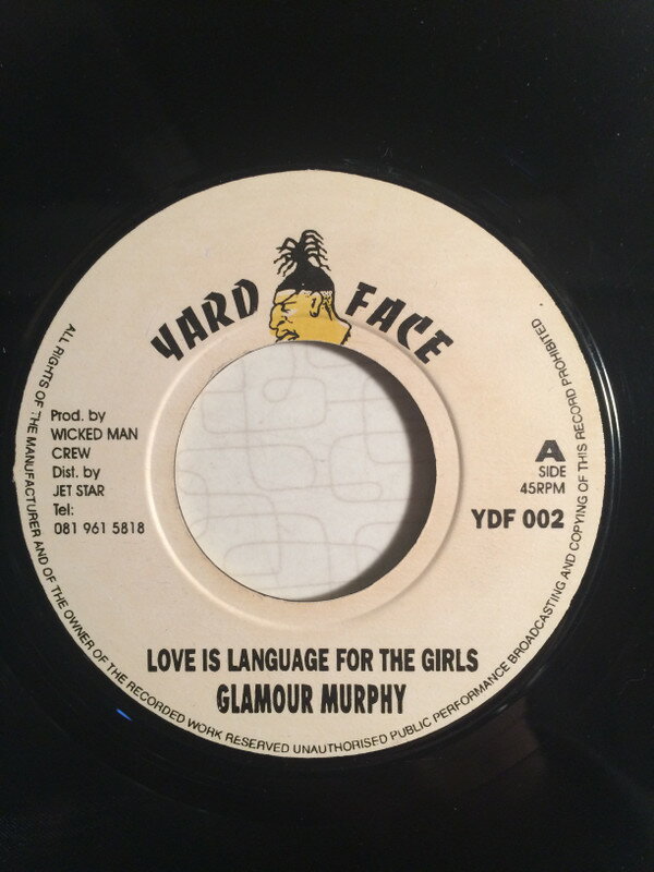 ・アーティスト Glamour Murphy ・タイトル Love Is Language For The Girls ・レーベル・型番 Yard Face YDF002 ・フォーマット 7インチレコード ・コンディション(盤) 非常に良い(EX) ・コンディション(ジャケット) プレインカバー（元ジャケット／カバー無し） ・コンディション(帯) オビなし ・特記事項 サンプル画像です。実際の商品の画像ではありません 商品写真はバーコード/カタログ番号に対応したサンプル画像ですので、お送りする商品の画像ではありません。帯やライナーなどの付属品は、特記事項に記載されている場合のみ含まれます。プロモやカラーレコードなどの仕様についても、該当する場合のみ特記事項に記載しています。 【ご購入前に必ずご確認ください】 ・本店サイト(www.recordcity.jp)とは価格、送料が違います ・本店サイト、その他支店のオーダーとは同梱発送できません ・注文確定後に別の注文を頂いた場合、注文同士の同梱は致しかねます。 ・別倉庫から発送しているため、店頭受け渡しは対応しておりません ・一部商品は他の通販サイトでも販売しているため、ご注文のタイミングによっては商品のご用意ができない場合がございます。 ・土日祝日はお休みです 金曜・祝前日9時以降のご連絡またはご入金は、返答または発送が週明け・祝日明けに順次対応となります。 ・ご購入後のキャンセル不可 ご購入後のキャンセルはいかなる理由においてもお受けできません。ご了承の上、ご購入くださいませ。 ・日本郵便(ゆうパック/ゆうメール)によるお届けになります。 ・中古品であることをご理解ください 当ストアでは中古商品を主に販売しております。中古品であることをご理解の上ご購入ください。また、一部商品はRecordCityオンラインストアで試聴可能です。 ・返品について お客様のご都合による返品は一切承っておりません。 表記の内容と実際の商品に相違がある場合、また針飛び等で返品・返金をご希望される場合は、商品の到着後1週間以内にご連絡ください。商品の返送をこちらで確認後、キャンセル・返金を行います。 コンディションVG以下の商品は返品できません。プレイに影響のない表面のこすれ傷、プレス起因のノイズ盤は返品の対象外です。 【コンディション表記】 ・ほぼ新品(M-)(Like New) 完全な新品。未使用。当店ではほぼ使用しません ・非常に良い(EX)(Excellent) 中古盤として美品な状態。わずかな経年を感じるものの傷みを感じさせない、当店基準で最高の状態 ・良い(VG+)(Very Good Plus) 丁寧に扱われた中古品で、軽い使用感がみられる。 ・可(VG)(Acceptable) 使い込まれた中古品で、「良い」よりもさらに使用感がみられる。 ・悪い(VG-)(Bad) 状態が悪いアイテム。使用の保障はなく、再生不可、針飛び、目立つノイズがあるかもしれない。状態によるクレーム不可。返品不可。 ・非常に悪い(G)(Very Bad) 「悪い」よりさらに状態が悪いアイテム。使用の保障はなく、再生不可、針飛び、目立つノイズがあるかもしれない。状態によるクレーム不可。返品不可。 ・ジャンク(Fair)(Junk/Fair) 割れている、反っている、水ダメージがある、カビ、ジャケットが分離している、ひどい書き込み、ひどい擦れなど最低の状態。使用の保障はなく、再生不可、針飛び、目立つノイズがあるかもしれない。状態によるクレーム不可。返品不可。 ・ジャンク(Poor)(Junk/Poor) 割れている、反っている、水ダメージがある、カビ、ジャケットが分離している、ひどい書き込み、ひどい擦れなど最低の状態。使用の保障はなく、再生不可、針飛び、目立つノイズがあるかもしれない。状態によるクレーム不可。返品不可。