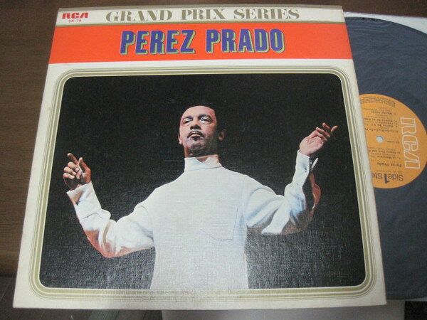 ・アーティスト Perez Prado ・タイトル Perez Prado Grnd Prix Series ・レーベル・型番 RCA SX16 ・フォーマット LP ・コンディション(盤) 良い (VG+) ・コンディション(ジャケット) 良い (VG+) ・コンディション(帯) 良い (VG+) ・特記事項 【ライナー付き】 【カバーに目立つ染み】【オビに目立つ染み】【盤に小さいキズ】 サンプル画像です。実際の商品の画像ではありません 商品写真はバーコード/カタログ番号に対応したサンプル画像ですので、お送りする商品の画像ではありません。帯やライナーなどの付属品は、特記事項に記載されている場合のみ含まれます。プロモやカラーレコードなどの仕様についても、該当する場合のみ特記事項に記載しています。 【ご購入前に必ずご確認ください】 ・本店サイト(www.recordcity.jp)とは価格、送料が違います ・本店サイト、その他支店のオーダーとは同梱発送できません ・注文確定後に別の注文を頂いた場合、注文同士の同梱は致しかねます。 ・別倉庫から発送しているため、店頭受け渡しは対応しておりません ・一部商品は他の通販サイトでも販売しているため、ご注文のタイミングによっては商品のご用意ができない場合がございます。 ・土日祝日はお休みです 金曜・祝前日9時以降のご連絡またはご入金は、返答または発送が週明け・祝日明けに順次対応となります。 ・ご購入後のキャンセル不可 ご購入後のキャンセルはいかなる理由においてもお受けできません。ご了承の上、ご購入くださいませ。 ・日本郵便(ゆうパック/ゆうメール)によるお届けになります。 ・中古品であることをご理解ください 当ストアでは中古商品を主に販売しております。中古品であることをご理解の上ご購入ください。また、一部商品はRecordCityオンラインストアで試聴可能です。 ・返品について お客様のご都合による返品は一切承っておりません。 表記の内容と実際の商品に相違がある場合、また針飛び等で返品・返金をご希望される場合は、商品の到着後1週間以内にご連絡ください。商品の返送をこちらで確認後、キャンセル・返金を行います。 コンディションVG以下の商品は返品できません。プレイに影響のない表面のこすれ傷、プレス起因のノイズ盤は返品の対象外です。 【コンディション表記】 ・ほぼ新品(M-)(Like New) 完全な新品。未使用。当店ではほぼ使用しません ・非常に良い(EX)(Excellent) 中古盤として美品な状態。わずかな経年を感じるものの傷みを感じさせない、当店基準で最高の状態 ・良い(VG+)(Very Good Plus) 丁寧に扱われた中古品で、軽い使用感がみられる。 ・可(VG)(Acceptable) 使い込まれた中古品で、「良い」よりもさらに使用感がみられる。 ・悪い(VG-)(Bad) 状態が悪いアイテム。使用の保障はなく、再生不可、針飛び、目立つノイズがあるかもしれない。状態によるクレーム不可。返品不可。 ・非常に悪い(G)(Very Bad) 「悪い」よりさらに状態が悪いアイテム。使用の保障はなく、再生不可、針飛び、目立つノイズがあるかもしれない。状態によるクレーム不可。返品不可。 ・ジャンク(Fair)(Junk/Fair) 割れている、反っている、水ダメージがある、カビ、ジャケットが分離している、ひどい書き込み、ひどい擦れなど最低の状態。使用の保障はなく、再生不可、針飛び、目立つノイズがあるかもしれない。状態によるクレーム不可。返品不可。 ・ジャンク(Poor)(Junk/Poor) 割れている、反っている、水ダメージがある、カビ、ジャケットが分離している、ひどい書き込み、ひどい擦れなど最低の状態。使用の保障はなく、再生不可、針飛び、目立つノイズがあるかもしれない。状態によるクレーム不可。返品不可。