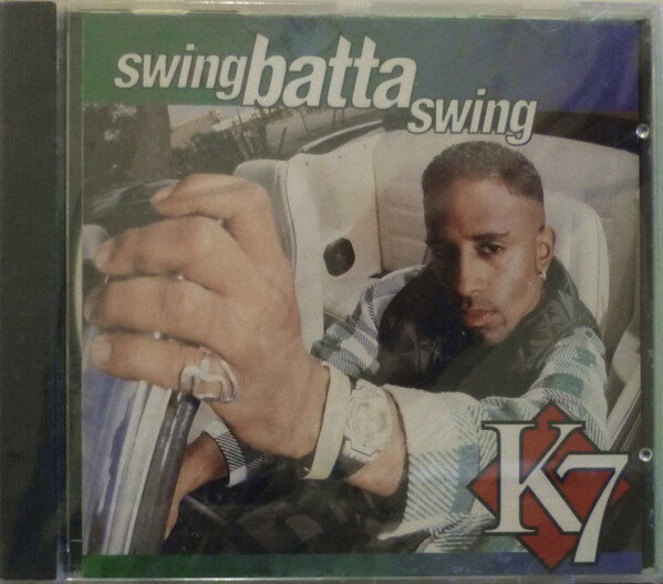 ・アーティスト K7 ・タイトル Swing Batta Swing ・レーベル・型番 Tommy Boy TBI015CD ・フォーマット CD ・コンディション(盤) 良い (VG+) ・コンディション(ジャケット) ・コンディション(帯) オビなし ・特記事項 【ケースヒビ】【ケース擦れ】 サンプル画像です。実際の商品の画像ではありません 商品写真はバーコード/カタログ番号に対応したサンプル画像ですので、お送りする商品の画像ではありません。帯やライナーなどの付属品は、特記事項に記載されている場合のみ含まれます。プロモやカラーレコードなどの仕様についても、該当する場合のみ特記事項に記載しています。 【ご購入前に必ずご確認ください】 ・本店サイト(www.recordcity.jp)とは価格、送料が違います ・本店サイト、その他支店のオーダーとは同梱発送できません ・注文確定後に別の注文を頂いた場合、注文同士の同梱は致しかねます。 ・別倉庫から発送しているため、店頭受け渡しは対応しておりません ・一部商品は他の通販サイトでも販売しているため、ご注文のタイミングによっては商品のご用意ができない場合がございます。 ・土日祝日はお休みです 金曜・祝前日9時以降のご連絡またはご入金は、返答または発送が週明け・祝日明けに順次対応となります。 ・ご購入後のキャンセル不可 ご購入後のキャンセルはいかなる理由においてもお受けできません。ご了承の上、ご購入くださいませ。 ・日本郵便(ゆうパック/ゆうメール)によるお届けになります。 ・中古品であることをご理解ください 当ストアでは中古商品を主に販売しております。中古品であることをご理解の上ご購入ください。また、一部商品はRecordCityオンラインストアで試聴可能です。 ・返品について お客様のご都合による返品は一切承っておりません。 表記の内容と実際の商品に相違がある場合、また針飛び等で返品・返金をご希望される場合は、商品の到着後1週間以内にご連絡ください。商品の返送をこちらで確認後、キャンセル・返金を行います。 コンディションVG以下の商品は返品できません。プレイに影響のない表面のこすれ傷、プレス起因のノイズ盤は返品の対象外です。 【コンディション表記】 ・ほぼ新品(M-)(Like New) 完全な新品。未使用。当店ではほぼ使用しません ・非常に良い(EX)(Excellent) 中古盤として美品な状態。わずかな経年を感じるものの傷みを感じさせない、当店基準で最高の状態 ・良い(VG+)(Very Good Plus) 丁寧に扱われた中古品で、軽い使用感がみられる。 ・可(VG)(Acceptable) 使い込まれた中古品で、「良い」よりもさらに使用感がみられる。 ・悪い(VG-)(Bad) 状態が悪いアイテム。使用の保障はなく、再生不可、針飛び、目立つノイズがあるかもしれない。状態によるクレーム不可。返品不可。 ・非常に悪い(G)(Very Bad) 「悪い」よりさらに状態が悪いアイテム。使用の保障はなく、再生不可、針飛び、目立つノイズがあるかもしれない。状態によるクレーム不可。返品不可。 ・ジャンク(Fair)(Junk/Fair) 割れている、反っている、水ダメージがある、カビ、ジャケットが分離している、ひどい書き込み、ひどい擦れなど最低の状態。使用の保障はなく、再生不可、針飛び、目立つノイズがあるかもしれない。状態によるクレーム不可。返品不可。 ・ジャンク(Poor)(Junk/Poor) 割れている、反っている、水ダメージがある、カビ、ジャケットが分離している、ひどい書き込み、ひどい擦れなど最低の状態。使用の保障はなく、再生不可、針飛び、目立つノイズがあるかもしれない。状態によるクレーム不可。返品不可。