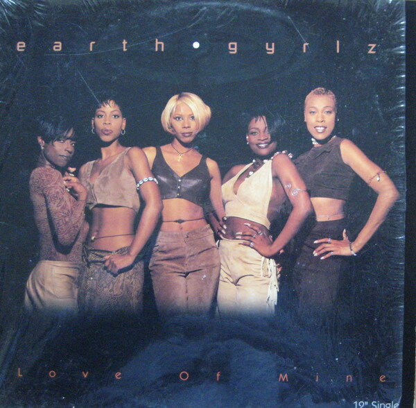 ・アーティスト Earth Gyrlz ・タイトル Love Of Mine ・レーベル・型番 Capitol Records Y724385844119 ・フォーマット 12" ・コンディション(盤) 良い (VG+) ・コンディション(ジャケット) 良い (VG+) ・コンディション(帯) オビなし ・特記事項 【カバーにリングウェア】 サンプル画像です。実際の商品の画像ではありません 商品写真はバーコード/カタログ番号に対応したサンプル画像ですので、お送りする商品の画像ではありません。帯やライナーなどの付属品は、特記事項に記載されている場合のみ含まれます。プロモやカラーレコードなどの仕様についても、該当する場合のみ特記事項に記載しています。 【ご購入前に必ずご確認ください】 ・本店サイト(www.recordcity.jp)とは価格、送料が違います ・本店サイト、その他支店のオーダーとは同梱発送できません ・注文確定後に別の注文を頂いた場合、注文同士の同梱は致しかねます。 ・別倉庫から発送しているため、店頭受け渡しは対応しておりません ・一部商品は他の通販サイトでも販売しているため、ご注文のタイミングによっては商品のご用意ができない場合がございます。 ・土日祝日はお休みです 金曜・祝前日9時以降のご連絡またはご入金は、返答または発送が週明け・祝日明けに順次対応となります。 ・ご購入後のキャンセル不可 ご購入後のキャンセルはいかなる理由においてもお受けできません。ご了承の上、ご購入くださいませ。 ・日本郵便(ゆうパック/ゆうメール)によるお届けになります。 ・中古品であることをご理解ください 当ストアでは中古商品を主に販売しております。中古品であることをご理解の上ご購入ください。また、一部商品はRecordCityオンラインストアで試聴可能です。 ・返品について お客様のご都合による返品は一切承っておりません。 表記の内容と実際の商品に相違がある場合、また針飛び等で返品・返金をご希望される場合は、商品の到着後1週間以内にご連絡ください。商品の返送をこちらで確認後、キャンセル・返金を行います。 コンディションVG以下の商品は返品できません。プレイに影響のない表面のこすれ傷、プレス起因のノイズ盤は返品の対象外です。 【コンディション表記】 ・ほぼ新品(M-)(Like New) 完全な新品。未使用。当店ではほぼ使用しません ・非常に良い(EX)(Excellent) 中古盤として美品な状態。わずかな経年を感じるものの傷みを感じさせない、当店基準で最高の状態 ・良い(VG+)(Very Good Plus) 丁寧に扱われた中古品で、軽い使用感がみられる。 ・可(VG)(Acceptable) 使い込まれた中古品で、「良い」よりもさらに使用感がみられる。 ・悪い(VG-)(Bad) 状態が悪いアイテム。使用の保障はなく、再生不可、針飛び、目立つノイズがあるかもしれない。状態によるクレーム不可。返品不可。 ・非常に悪い(G)(Very Bad) 「悪い」よりさらに状態が悪いアイテム。使用の保障はなく、再生不可、針飛び、目立つノイズがあるかもしれない。状態によるクレーム不可。返品不可。 ・ジャンク(Fair)(Junk/Fair) 割れている、反っている、水ダメージがある、カビ、ジャケットが分離している、ひどい書き込み、ひどい擦れなど最低の状態。使用の保障はなく、再生不可、針飛び、目立つノイズがあるかもしれない。状態によるクレーム不可。返品不可。 ・ジャンク(Poor)(Junk/Poor) 割れている、反っている、水ダメージがある、カビ、ジャケットが分離している、ひどい書き込み、ひどい擦れなど最低の状態。使用の保障はなく、再生不可、針飛び、目立つノイズがあるかもしれない。状態によるクレーム不可。返品不可。