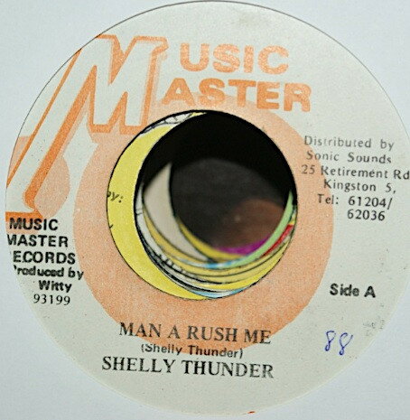 ・アーティスト Shelly Thunder ・タイトル Man A Rush Me ・レーベル・型番 Music Master 93199 ・フォーマット 7インチレコード ・コンディション(盤) 良い (VG+) ・コンディション(ジャケット) ・コンディション(帯) オビなし ・特記事項 【盤に小さいキズ】【レーベルに染み】【レーベルに書き込み】 サンプル画像です。実際の商品の画像ではありません 商品写真はバーコード/カタログ番号に対応したサンプル画像ですので、お送りする商品の画像ではありません。帯やライナーなどの付属品は、特記事項に記載されている場合のみ含まれます。プロモやカラーレコードなどの仕様についても、該当する場合のみ特記事項に記載しています。 【ご購入前に必ずご確認ください】 ・本店サイト(www.recordcity.jp)とは価格、送料が違います ・本店サイト、その他支店のオーダーとは同梱発送できません ・注文確定後に別の注文を頂いた場合、注文同士の同梱は致しかねます。 ・別倉庫から発送しているため、店頭受け渡しは対応しておりません ・一部商品は他の通販サイトでも販売しているため、ご注文のタイミングによっては商品のご用意ができない場合がございます。 ・土日祝日はお休みです 金曜・祝前日9時以降のご連絡またはご入金は、返答または発送が週明け・祝日明けに順次対応となります。 ・ご購入後のキャンセル不可 ご購入後のキャンセルはいかなる理由においてもお受けできません。ご了承の上、ご購入くださいませ。 ・日本郵便(ゆうパック/ゆうメール)によるお届けになります。 ・中古品であることをご理解ください 当ストアでは中古商品を主に販売しております。中古品であることをご理解の上ご購入ください。また、一部商品はRecordCityオンラインストアで試聴可能です。 ・返品について お客様のご都合による返品は一切承っておりません。 表記の内容と実際の商品に相違がある場合、また針飛び等で返品・返金をご希望される場合は、商品の到着後1週間以内にご連絡ください。商品の返送をこちらで確認後、キャンセル・返金を行います。 コンディションVG以下の商品は返品できません。プレイに影響のない表面のこすれ傷、プレス起因のノイズ盤は返品の対象外です。 【コンディション表記】 ・ほぼ新品(M-)(Like New) 完全な新品。未使用。当店ではほぼ使用しません ・非常に良い(EX)(Excellent) 中古盤として美品な状態。わずかな経年を感じるものの傷みを感じさせない、当店基準で最高の状態 ・良い(VG+)(Very Good Plus) 丁寧に扱われた中古品で、軽い使用感がみられる。 ・可(VG)(Acceptable) 使い込まれた中古品で、「良い」よりもさらに使用感がみられる。 ・悪い(VG-)(Bad) 状態が悪いアイテム。使用の保障はなく、再生不可、針飛び、目立つノイズがあるかもしれない。状態によるクレーム不可。返品不可。 ・非常に悪い(G)(Very Bad) 「悪い」よりさらに状態が悪いアイテム。使用の保障はなく、再生不可、針飛び、目立つノイズがあるかもしれない。状態によるクレーム不可。返品不可。 ・ジャンク(Fair)(Junk/Fair) 割れている、反っている、水ダメージがある、カビ、ジャケットが分離している、ひどい書き込み、ひどい擦れなど最低の状態。使用の保障はなく、再生不可、針飛び、目立つノイズがあるかもしれない。状態によるクレーム不可。返品不可。 ・ジャンク(Poor)(Junk/Poor) 割れている、反っている、水ダメージがある、カビ、ジャケットが分離している、ひどい書き込み、ひどい擦れなど最低の状態。使用の保障はなく、再生不可、針飛び、目立つノイズがあるかもしれない。状態によるクレーム不可。返品不可。