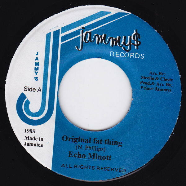 ・アーティスト Echo Minott ・タイトル Original Fat Thing ・レーベル・型番 Jammy's Records NONE ・フォーマット 7インチレコード ・コンディション(盤) 良い (VG+) ・コンディション(ジャケット) ・コンディション(帯) オビなし ・特記事項 サンプル画像です。実際の商品の画像ではありません 商品写真はバーコード/カタログ番号に対応したサンプル画像ですので、お送りする商品の画像ではありません。帯やライナーなどの付属品は、特記事項に記載されている場合のみ含まれます。プロモやカラーレコードなどの仕様についても、該当する場合のみ特記事項に記載しています。 【ご購入前に必ずご確認ください】 ・本店サイト(www.recordcity.jp)とは価格、送料が違います ・本店サイト、その他支店のオーダーとは同梱発送できません ・注文確定後に別の注文を頂いた場合、注文同士の同梱は致しかねます。 ・別倉庫から発送しているため、店頭受け渡しは対応しておりません ・一部商品は他の通販サイトでも販売しているため、ご注文のタイミングによっては商品のご用意ができない場合がございます。 ・土日祝日はお休みです 金曜・祝前日9時以降のご連絡またはご入金は、返答または発送が週明け・祝日明けに順次対応となります。 ・ご購入後のキャンセル不可 ご購入後のキャンセルはいかなる理由においてもお受けできません。ご了承の上、ご購入くださいませ。 ・日本郵便(ゆうパック/ゆうメール)によるお届けになります。 ・中古品であることをご理解ください 当ストアでは中古商品を主に販売しております。中古品であることをご理解の上ご購入ください。また、一部商品はRecordCityオンラインストアで試聴可能です。 ・返品について お客様のご都合による返品は一切承っておりません。 表記の内容と実際の商品に相違がある場合、また針飛び等で返品・返金をご希望される場合は、商品の到着後1週間以内にご連絡ください。商品の返送をこちらで確認後、キャンセル・返金を行います。 コンディションVG以下の商品は返品できません。プレイに影響のない表面のこすれ傷、プレス起因のノイズ盤は返品の対象外です。 【コンディション表記】 ・ほぼ新品(M-)(Like New) 完全な新品。未使用。当店ではほぼ使用しません ・非常に良い(EX)(Excellent) 中古盤として美品な状態。わずかな経年を感じるものの傷みを感じさせない、当店基準で最高の状態 ・良い(VG+)(Very Good Plus) 丁寧に扱われた中古品で、軽い使用感がみられる。 ・可(VG)(Acceptable) 使い込まれた中古品で、「良い」よりもさらに使用感がみられる。 ・悪い(VG-)(Bad) 状態が悪いアイテム。使用の保障はなく、再生不可、針飛び、目立つノイズがあるかもしれない。状態によるクレーム不可。返品不可。 ・非常に悪い(G)(Very Bad) 「悪い」よりさらに状態が悪いアイテム。使用の保障はなく、再生不可、針飛び、目立つノイズがあるかもしれない。状態によるクレーム不可。返品不可。 ・ジャンク(Fair)(Junk/Fair) 割れている、反っている、水ダメージがある、カビ、ジャケットが分離している、ひどい書き込み、ひどい擦れなど最低の状態。使用の保障はなく、再生不可、針飛び、目立つノイズがあるかもしれない。状態によるクレーム不可。返品不可。 ・ジャンク(Poor)(Junk/Poor) 割れている、反っている、水ダメージがある、カビ、ジャケットが分離している、ひどい書き込み、ひどい擦れなど最低の状態。使用の保障はなく、再生不可、針飛び、目立つノイズがあるかもしれない。状態によるクレーム不可。返品不可。