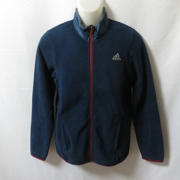 在庫は一点のみになります。当日〜翌営業日出荷にて対応致します。ブランド名：adidas/アディダス品番：S05337商品名：フリースジャケット ジップ スポーツ 防寒 カジュアルサイズ：メンズM実寸サイズ：着丈67.5cm×身幅50.5cmカラー：ネイビー/レッド/シルバー生産国：素材：ポリエステル100%状態：全体的に毛玉あり。ジップに塗装剥げあり。ランクB：やや傷や汚れあり【注意事項】・古着になります。よほど状態が良い物以外は多少のシワ、シミ、小穴、毛羽立ち、部分的な縫製ほつれ等がある場合がございます。注意深く検品しておりますが、細かい点は見落としがある可能性もあります。・実寸は一つ一つ測っておりますが、1〜2cm程の誤差がある場合がございます。何卒ご了承下さいませ。・お支払い完了後、即日〜翌日出荷致します！・商品画像の色味に関しては撮影時の環境やお客様のパソコンのブラウザーやモニターの関係により実物と多少異なってしまう場合がございます。こちらも併せてご了承下さいませ。