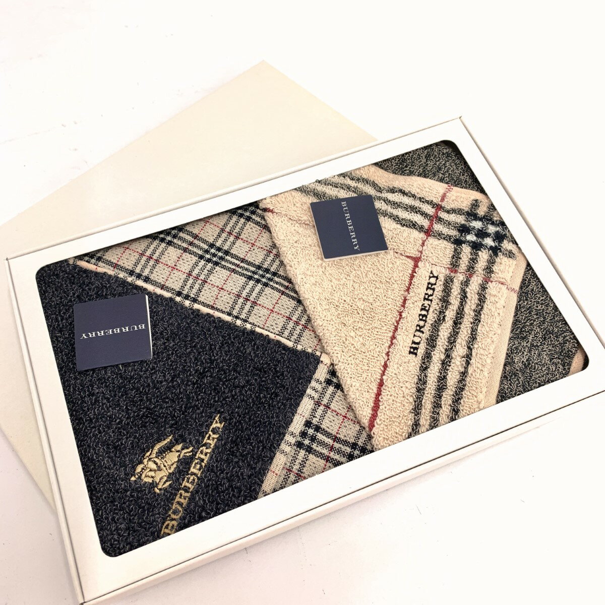 BURBERRY LONDON バーバリーロンドン タオルハンカチ 2枚セット 未使用品 ベージュ ノバチェック ロゴ刺繍 贈答品 引き出物 ギフト 【中古】のサムネイル