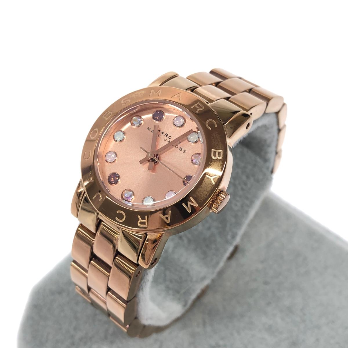 状態ランク →ランク詳細はこちら 状態詳細 スレ・くすみ・使用感-※現時点で正常に動作している商品に関しましても、今後の動作は保証致しかねます。返品・返金もお受け出来かねますので、ご理解の上ご検討をお願い致します。 ※スレ傷や汚れがある場合はその一部分のみ撮影を行っております。画像に写っていない箇所にも同じようなスレ傷や汚れがある場合がございます。 商品説明 ブランド MARC BY MARC JACOBS マークバイマークジェイコブス 仕様 エイミーデクスターグリッツ 腕時計 MBM3219 クォーツ/SS 実寸サイズ(約/cm) 【ケース】W:2.7(リューズを除く) xH:3.4　- 【ベルト】腕回り:15.5 幅:1.4 → 実寸サイズ計測方法はこちら 色 ローズゴールド- → カラー詳細はこちら ※色名は弊社の判断基準となります。光の加減や反射、ご覧の機種やブラウザの影響により実際の色味と異なる場合がございます。 付属品 画像に写っているものが全てです。 管理番号 240001166786 『MARC BY MARC JACOBS』 他商品を見る 商品を探す カテゴリー別で探す ≫ 同じアイテムから探す ≫　