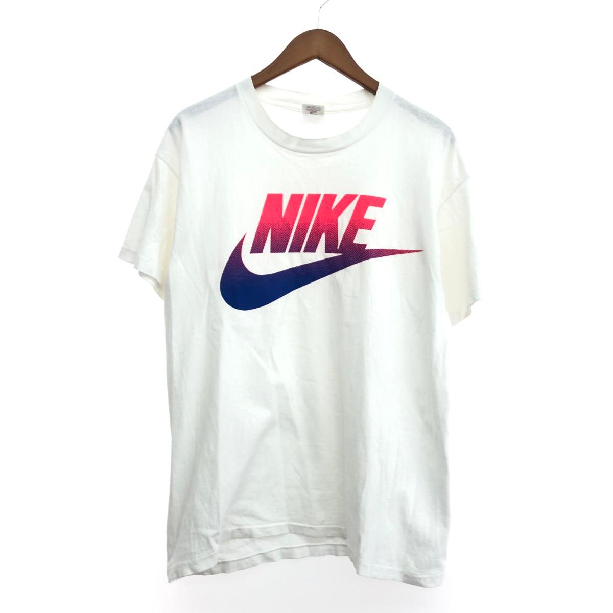 状態ランク →ランク詳細はこちら 状態詳細 汚れ 汚れ有- ※スレ傷や汚れがある場合はその一部分のみ撮影を行っております。画像に写っていない箇所にも同じようなスレ傷や汚れがある場合がございます。 商品説明 ブランド NIKE ナイキ 仕様 半袖カットソー 90s/アメリカ製/フロントプリント/コットン ※素材は画像の素材タグをご確認ください。画像にない場合は素材タグが無く素材不明となります。 表記サイズ サイズ:M → 服の一般サイズ表はこちら ※あくまで一般的な比較表です。詳細なサイズはメーカーにより異なりますので、ご参考程度にお考え下さい。 実寸サイズ(約/cm) 着丈:70 袖丈:16 肩幅:50 身幅:51- → 実寸サイズ計測方法はこちら 色 レッド- → カラー詳細はこちら ※色名は弊社の判断基準となります。光の加減や反射、ご覧の機種やブラウザの影響により実際の色味と異なる場合がございます。 付属品 画像に写っているものが全てです。 管理番号 240001153773 『NIKE』 他商品を見る 商品を探す カテゴリー別で探す ≫ 同じアイテムから探す ≫　