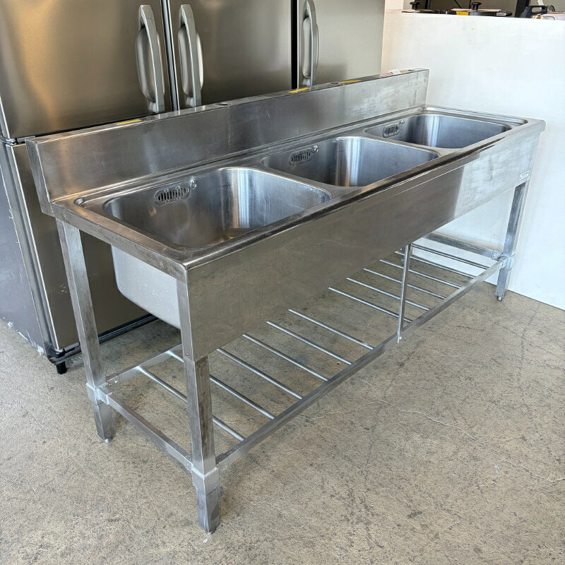 ■商品情報 商品名　3槽シンク BG付 外形寸法幅1800×奥行600×高さ800(mm) 特記事項・アジャスト全て良好・トラップ全て新品に交換済み・バックガードに水栓取付穴Φ38×3あり・バックガード＝150mm※バックガードクラック溶接補修済み※継手 腐食による劣化あり※使用に伴うキズ、スレ、凹み、サビ、汚れあり 送料区分大型-C《↓下記の送料表をご覧ください》 保証期間初期不良のみ（※離島など一部地域は対象外） 注意事項×個人様宛はお受けできません！必ず配送先の住所に存在する屋号・法人名をご記入ください。配送先住所がどちらにも一致しない場合別途運賃をご請求させて頂きます。×配送先によっては別途運賃が発生します！※北海道/九州地方/沖縄/離島への配送は、屋号・法人名がある場合でも別途運賃お見積りとなります。（ご注文確定後最終運賃をメールにてご案内）×こちらの商品は1点ものです！※実店舗と在庫を共有しているため、在庫数にズレが生じている場合がございます。予めご理解の上ご注文くださいませ。在庫の有無についてはお気軽にお問い合わせください。 ▼料金表をクリックすると送料詳細ページへ移動します。