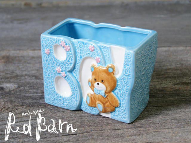 サイズ W14cm D8cm H11cm 材質 陶器 色 ブルーブラウン・ピンク 　 　 商品説明 ●ベアーの可愛い表情が和みますお部屋のディスプレイや小物入れとして可愛い♪状態は底の部分にスレ・汚れが有りますが全体的にはとても綺麗です。こ...