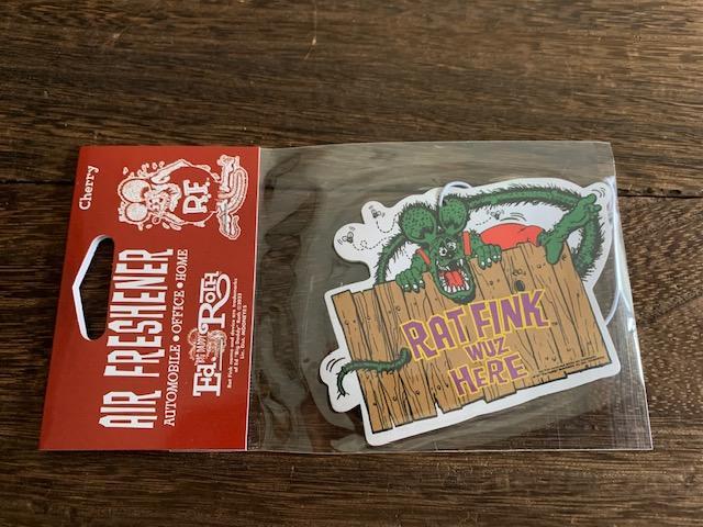 ラットフィンクのエアフレッシュナー！ コミカルな Rat Fink デザインのダイカット エアーフレッシュナーです。 愛車のルームミラー アクセサリーとしてはもちろん、お部屋のドアノブに吊るしたり、車内、玄関、ロッカー、トイレなど好きなところに、吊り下げて、香りを楽しむことが出来ます。 いつものドライブも Rat Fink のおかげで楽しさ倍増。 ※両面デザイン 材質：ペーパー 商品詳細 サイズ・容量 WU Wuz Here：チェリーの香り／約 6.7cm x 9.8cm