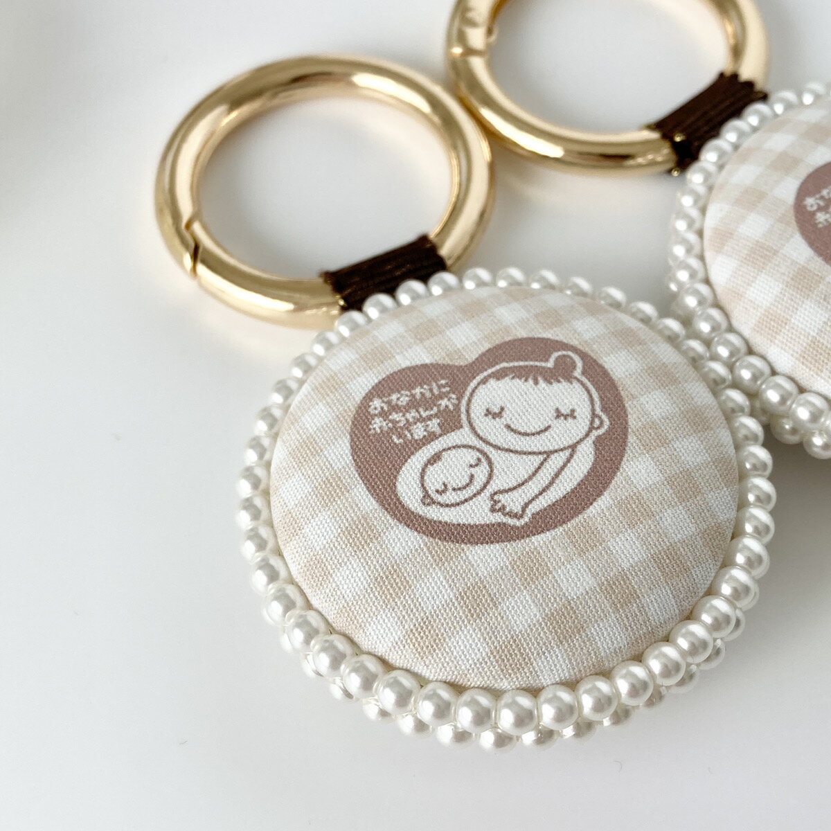 【hapimaru】 モカ×さりげないチェック柄が大人可愛いマタニティキーホルダー 両面デザイン マタニティマーク 耐水 シンプル おなかに赤ちゃんがいます ゴールド ベージュ ブラウン おしゃれ カラビナ 可愛い かわいい プレゼント