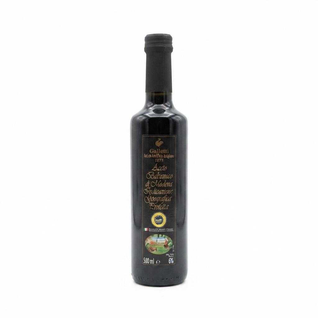 　 イタリア エミリア・ロマーニャ州 ガレッティ モデナ産バルサミコ酢I.G.P 500ml 本場イタリアの伝統と美しさが宿る、エレガントな一本。 イタリア・モデナの豊かな自然と伝統の中で育まれた、EU認定の高品質な「モデナ産バルサミコ酢（I.G.P.）」です。 丁寧に造り上げられた芳醇な香りと、心地よい酸味（酸度6%）の絶妙なバランスが、いつものお料理をワンランク上の味わいに引き上げます。 最大の特徴は、優美な曲線美が目を引く伝統的な**「ロッシーニ」ボトル**。食卓にそのまま置くだけでイタリアの洗練された雰囲気を演出し、ご自宅用としてはもちろん、ギフトや特別な日の食卓にも最適です。 【おすすめの召し上がり方】 オリーブオイルと合わせて： シンプルにエキストラバージンオリーブオイルと塩・胡椒を合わせ、バゲットやサラダのドレッシングに。 お肉・お魚料理の仕上げに： ステーキやローストビーフ、白身魚のソテーにひと回し。コクと深みが加わります。 デザートのアクセントに： バニラアイスクリームやフレッシュないちご、パルミジャーノなどのハードチーズにかけるだけで、大人なデザート・おつまみに早変わり。 【発送方法】 通常は常温にて発送させていただきますが、冷蔵商品とご一緒の場合は【クール便】にて発送させていただきます。