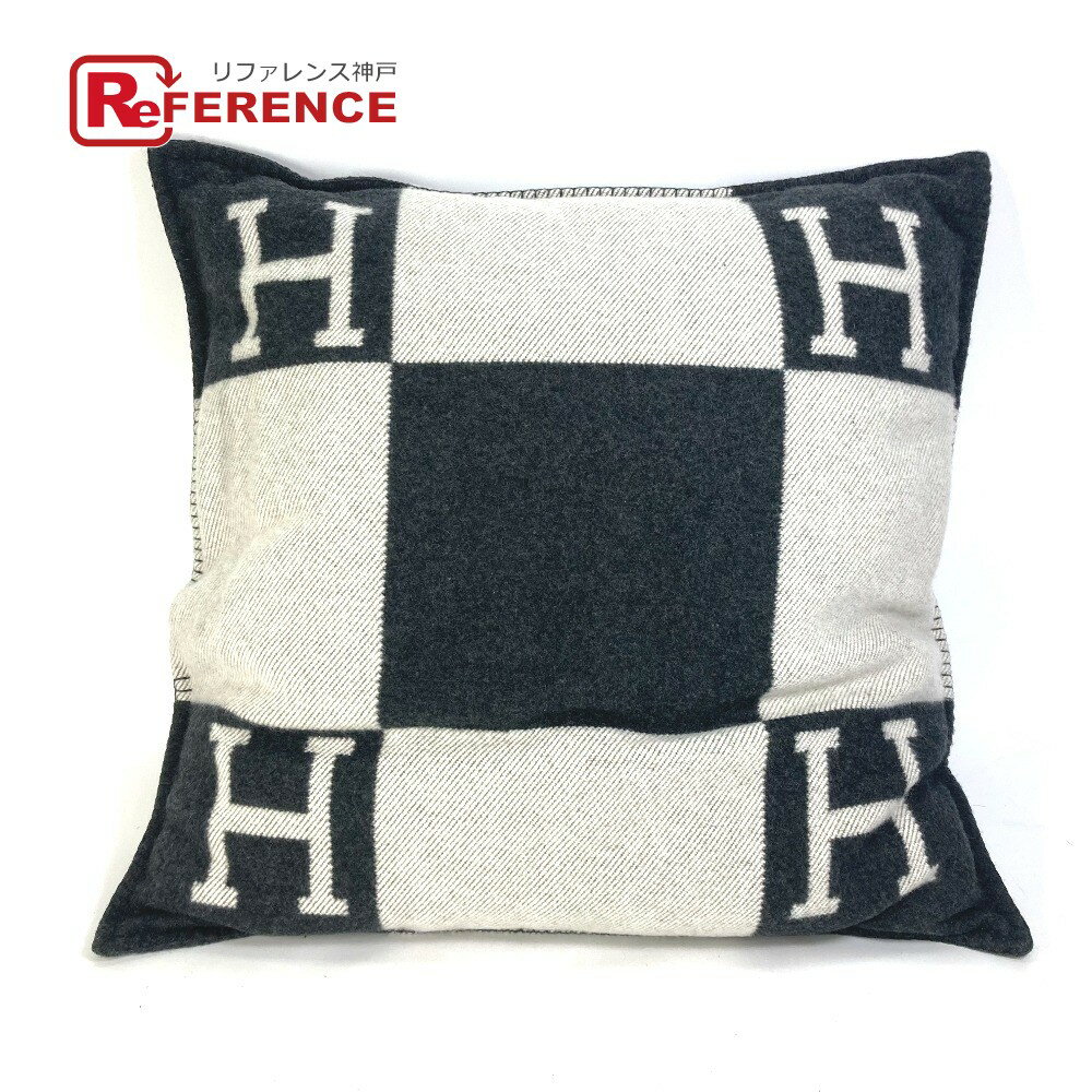 HERMES エルメス スクエア 四角 アヴァロンGM インテリア 枕 ピロー クッション ウール/カシミヤ ユニセックス グレー 【中古】のサムネイル