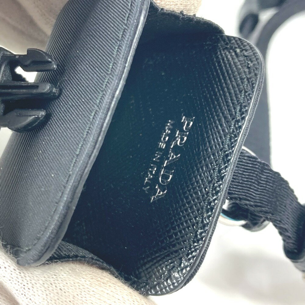 PRADA プラダ ストラップ付 トライアングルロゴ 三角ロゴ プレート airpodsケース ...