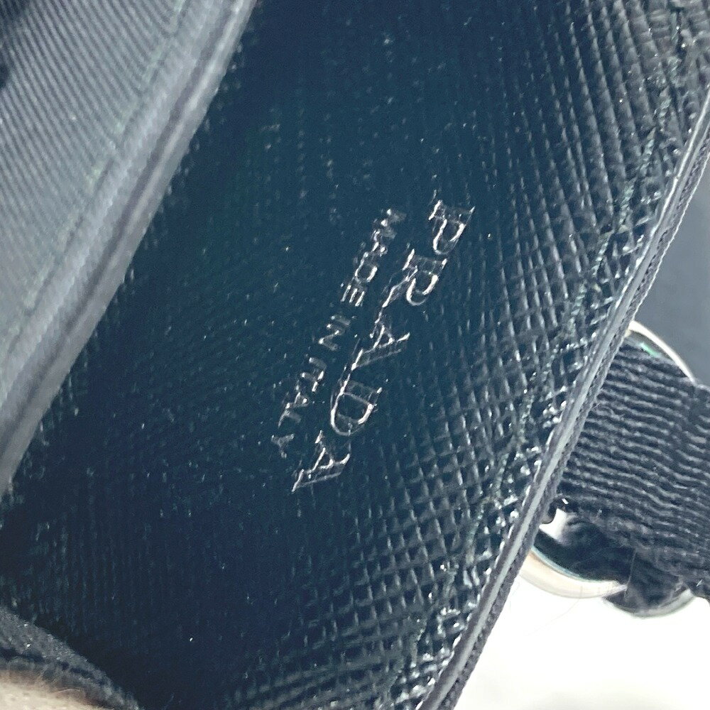 PRADA プラダ ストラップ付 トライアングルロゴ 三角ロゴ プレート airpodsケース ...