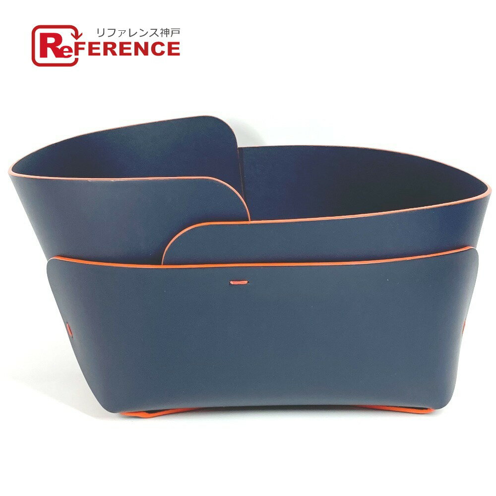 【商品情報】 【商品番号】G-260110-33 ブランドルイヴィトン ラインプティ・ノマド コレクション モデルオーバーレイボウル タイプ小物入れ インテリア ばけつ 形状オブジェ 型番不明 対象ユニセックス カラーネイビーxオレンジ 素材レザー 生産国FRANCE 製造番号TR4168 サイズ W37.5cm×H17.5cm実寸サイズには多少の誤差がある場合があります。 付属品なし 商品説明 世界的に著名なデザイナーのパトリシア・ウルキオラが彼女の詩的な鋭敏さを表現し、「ルイ・ヴィトン レ・プティ・ノマド コレクション」に登場した「Overlay Bowl」。 【商品状態】 程度ランク 中古Aランク 外側小キズ、薄汚れ、擦れ国内発送は全商品送料無料！ ※海外配送には適用されません。