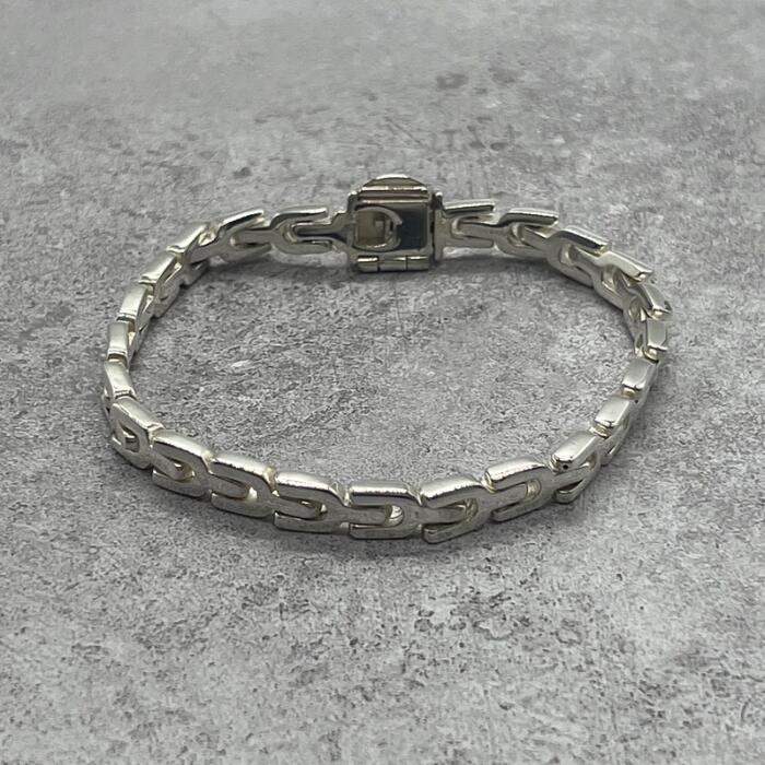 商品詳細 ブランド名 ティファニー TIFFANY&CO モデル名 Yリンク チェーンブレスレット 素材 SV925 シルバー925 サイズ 全長約19cm 手首周り約18cm チェーン幅約0.6cm 総重量 26.9g 付属品 ケース(破損しております) 状態ランク AB ランクについて N:新品未使用 S:使用頻度の少ない極美品 A:小傷程度の綺麗な中古品 B:一般的な使用頻度の傷が目立つ中古品 C:難あり中古品 状態 使用に伴う小傷や僅かな打痕が見受けられますが、全体として大きく目立つダメージはなく、雰囲気を損なうものではございません。 超音波洗浄機や貴金属洗浄液を使用してクリーニングを行っております。 ご注意事項 商品画像は光の当たり方により実際の商品の色、質感等が若干異なる場合がございます。ティファニーのYリンクチェーンブレスレットでございます。 特徴的なY字型のリンクを連ねたチェーンデザインは、シンプルでありながら個性が際立ち、手元に上品なアクセントを添えてくれる一本です。 連続するYリンクが生み出す美しいリズム感と立体的なフォルムは、ティファニーならではのモダンな美しさを感じさせます。 程よいボリューム感がありながらも重たさを感じさせず、洗練された印象を演出。 動くたびにリンクがしなやかに輝き、シルバーの美しい光沢が手元を華やかに彩ります。