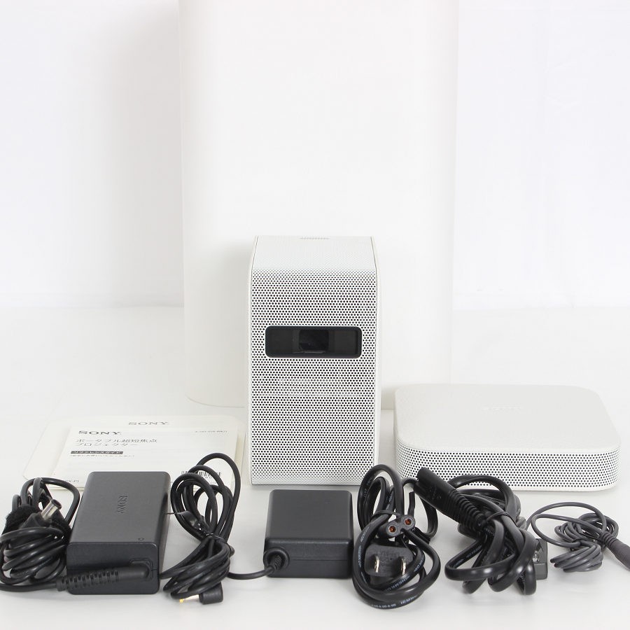 ■商品名 【美品】SONY LSPX-P1 ビデオプロジェクター ポータブル超短焦点プロジェクター ソニー 本体 ■商品状態 【A】大きなダメージもなく程度良好の美品 ・本体とワイヤレスユニットに薄っすらとした色あせ感がございますが、全体的に状態の良い中古品です。 ・動作確認済みのためご購入後はすぐにご使用いただけます。 ・自社で梱包して発送いたします。 ※付属品は画像にあるものが全てとなります。 ■元箱・説明書について ・元箱：あり ・説明書：あり ・保証書：なし ◆置くだけで、壁やテーブルなど色々な場所に大画面を出せる、小型でバッテリー内蔵のポータブル超短焦点プロジェクター。 ■商品ランク説明 当店が定める商品ランクは下記の商品状態からランク分けをおこなっております。 【N】未使用品 【S】数回使用程度の美品 【A】大きなダメージもなく程度良好の美品 【B】一般的な使用感のある商品 【C】傷、汚れがあり使用感を感じるUSED品 【D】傷・汚れなどが多く見受けられる難有品 【E】ジャンク品 ■発送について ・佐川急便でお支払い確認後、2営業日以内に発送いたします。 ※沖縄県及び離島のお客様はゆうパックでの【着払い】となりますので予めご了承ください。 ■古物商許可証 【大阪府公安委員会：第621010150412号】 ■ご購入の前にお読みください ・当店の明らかな商品説明の記載ミス等でない限り、ご購入後の返金・返品等の対応はできません。 ・ご購入後、3日以上ご連絡が取れないお客様につきましては、誠に勝手ながら購入の意思なしと判断し、キャンセル扱いとさせていただく場合がございますので予めご了承ください。 ■返金・返品について ・購入した商品と異なる場合 ・説明欄に記載のない大きなダメージがあった場合 ・サイズや記載と違うお色の場合 ・初期動作不良があった場合 上記の内容に該当する場合のみ返金・返品をお受けいたします。 ※若干の状態の違いなどの個人的主観、ご注文間違いやスペックの認識の相違、思っていた商品と違うなど、個人的な理由での返品はお受けできません。 ■商品番号 053830