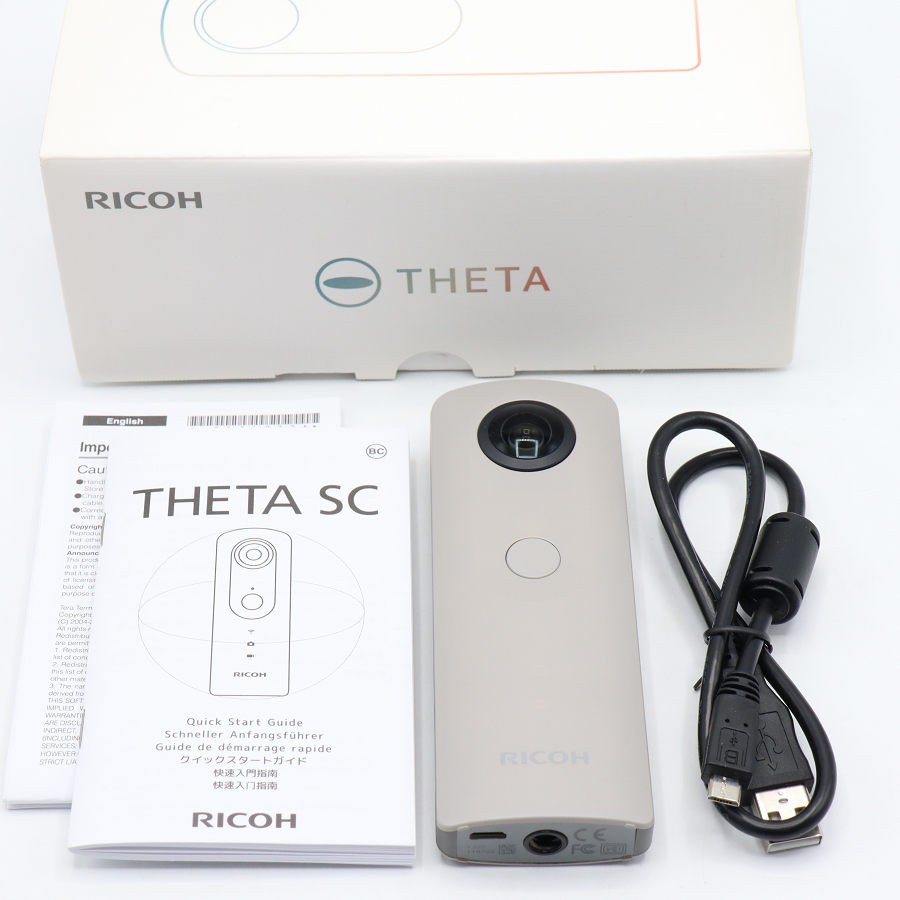 ■商品名 【美品】RICOH THETA SC 910742 ベージュ 360度カメラ 全天球 リコー シータ 本体 ■商品状態 【A】大きなダメージもなく程度良好の美品 ・USED品ではございますが大きなダメージや汚れなどもなく状態の良い商品です。 ・動作確認済みのためご購入後はすぐにご使用いただけます。 ・自社で梱包して発送いたします。 ※付属品は画像にあるものが全てとなります。 ■元箱・説明書について ・元箱：あり ・説明書：あり ◆上位機種と同等の明るい開放F値2.0の大口径小型二眼屈曲光学系と大型イメージセンサーにより、高精細な全天球イメージが得られる、360度カメラ。 ◆高品質で滑らかな360度動画撮影が可能で、PCを介することなく、スマートフォンやタブレット上でつなぎ目のない360度動画の作成が行える。 ◆静止画撮影時にスマートフォンやタブレットとWi-Fi接続を行うことで、ライブビュー表示が可能で、各種設定を画面で確認しながら撮影できる。 ■商品ランク説明 当店が定める商品ランクは下記の商品状態からランク分けをおこなっております。 【N】未使用品 【S】数回使用程度の美品 【A】大きなダメージもなく程度良好の美品 【B】一般的な使用感のある商品 【C】傷、汚れがあり使用感を感じるUSED品 【D】傷・汚れなどが多く見受けられる難有品 【E】ジャンク品 ■発送について ・佐川急便でお支払い確認後、2営業日以内に発送いたします。 ※沖縄県及び離島のお客様はゆうパックでの【着払い】となりますので予めご了承ください。 ■古物商許可証 【大阪府公安委員会：第621010150412号】 ■ご購入の前にお読みください ・当店の明らかな商品説明の記載ミス等でない限り、ご購入後の返金・返品等の対応はできません。 ・ご購入後、3日以上ご連絡が取れないお客様につきましては、誠に勝手ながら購入の意思なしと判断し、キャンセル扱いとさせていただく場合がございますので予めご了承ください。 ■返金・返品について ・購入した商品と異なる場合 ・説明欄に記載のない大きなダメージがあった場合 ・サイズや記載と違うお色の場合 ・初期動作不良があった場合 上記の内容に該当する場合のみ返金・返品をお受けいたします。 ※若干の状態の違いなどの個人的主観、ご注文間違いやスペックの認識の相違、思っていた商品と違うなど、個人的な理由での返品はお受けできません。 ■商品番号 054497