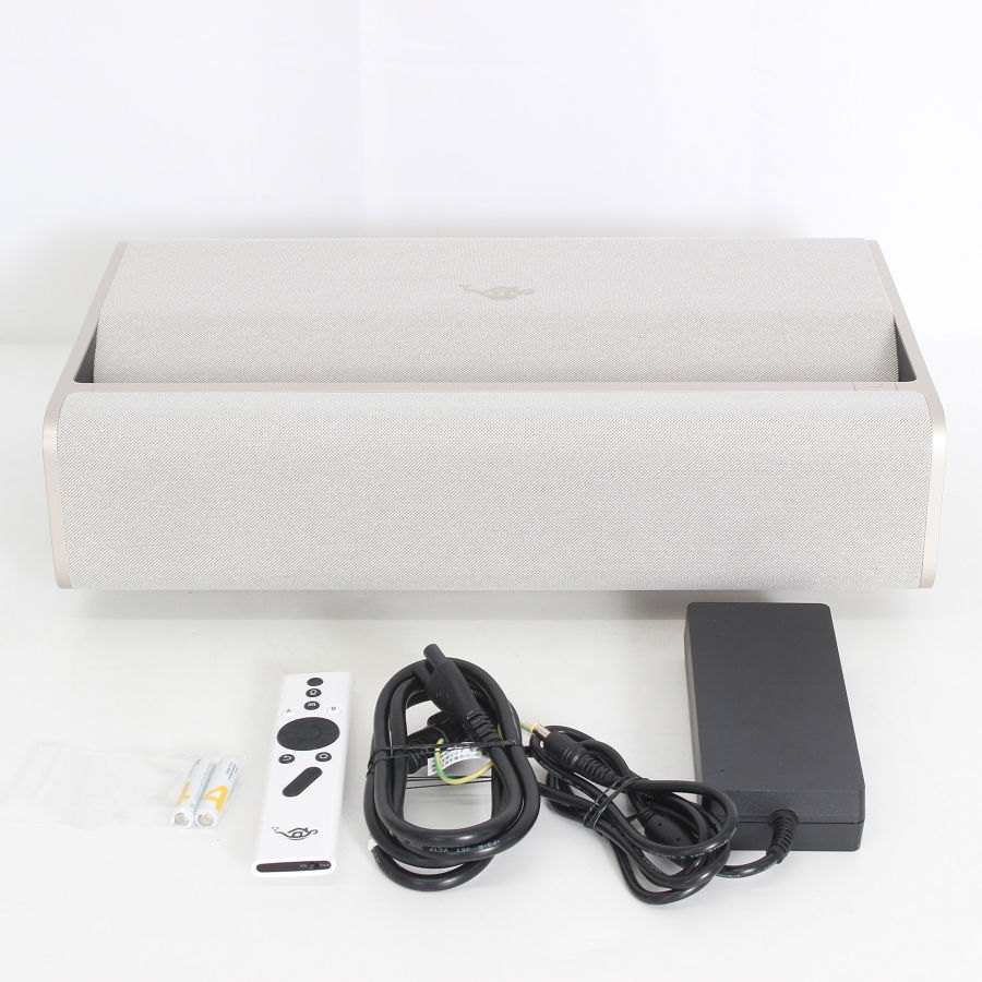 ■商品名 【美品】Aladdin Marca XM03F 超短焦点プロジェクター アラジン マルカ アラジンエックス ポップインアラジン 本体 ■商品状態 【A】大きなダメージもなく程度良好の美品 ・USED品ではございますが大きなダメージや汚れなどもなく状態の良い商品です。 ・動作確認済みのためご購入後はすぐにご使用いただけます。 ・自社で梱包して発送いたします。 ※付属品は画像にあるものが全てとなります。 ■元箱・説明書について ・元箱：なし（自社で梱包） ・説明書：なし ◆壁から24cmの距離で100型画面サイズの投影が可能な超短焦点プロジェクター ◆天井のことも、投影面までの距離も、何も気にすることはありません。 ◆すべての居住環境に、Aladdin Xの魔法をお届けしたい。その想いを追求して超短焦点プロジェクターにたどりつきました。 ■商品ランク説明 当店が定める商品ランクは下記の商品状態からランク分けをおこなっております。 【N】未使用品 【S】数回使用程度の美品 【A】大きなダメージもなく程度良好の美品 【B】一般的な使用感のある商品 【C】傷、汚れがあり使用感を感じるUSED品 【D】傷・汚れなどが多く見受けられる難有品 【E】ジャンク品 ■発送について ・佐川急便でお支払い確認後、2営業日以内に発送いたします。 ※沖縄県及び離島のお客様はゆうパックでの【着払い】となりますので予めご了承ください。 ■古物商許可証 【大阪府公安委員会：第621010150412号】 ■ご購入の前にお読みください ・当店の明らかな商品説明の記載ミス等でない限り、ご購入後の返金・返品等の対応はできません。 ・ご購入後、3日以上ご連絡が取れないお客様につきましては、誠に勝手ながら購入の意思なしと判断し、キャンセル扱いとさせていただく場合がございますので予めご了承ください。 ■返金・返品について ・購入した商品と異なる場合 ・説明欄に記載のない大きなダメージがあった場合 ・サイズや記載と違うお色の場合 ・初期動作不良があった場合 上記の内容に該当する場合のみ返金・返品をお受けいたします。 ※若干の状態の違いなどの個人的主観、ご注文間違いやスペックの認識の相違、思っていた商品と違うなど、個人的な理由での返品はお受けできません。 ■商品番号 055207