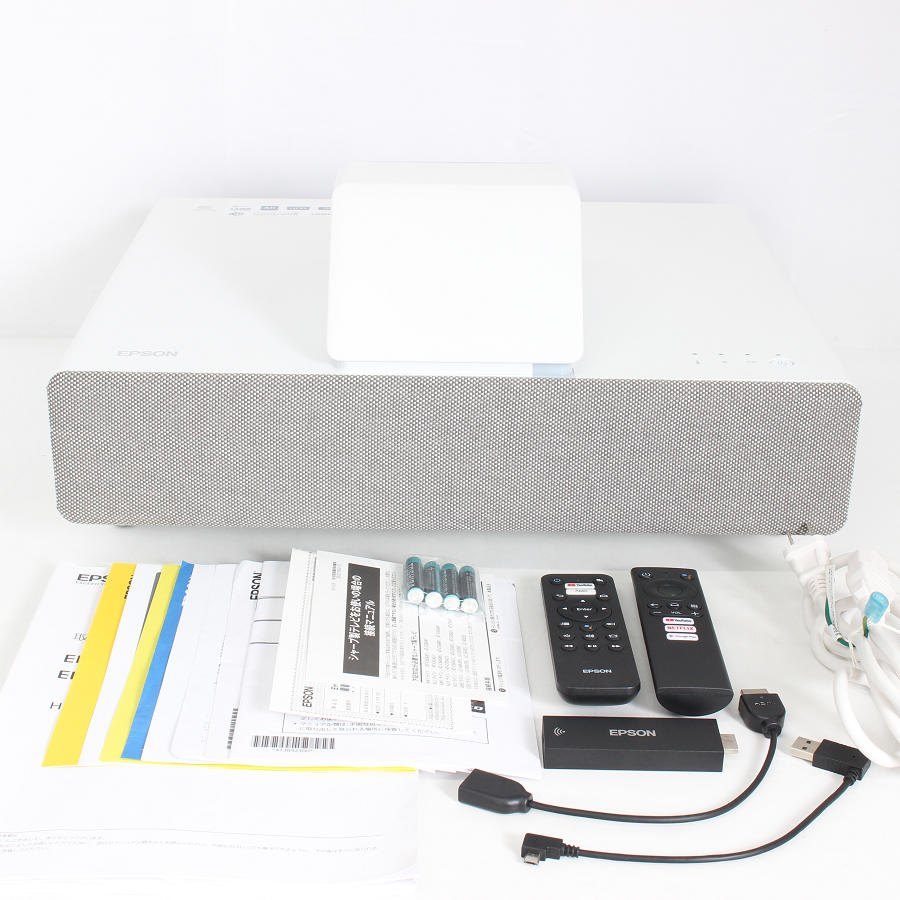 ■商品名 【美品】エプソン dreamio EH-LS500W ホワイト ホームプロジェクター 超短焦点 4000lm EPSON ドリーミオ 本体 ■商品状態 【A】大きなダメージもなく程度良好の美品 ・側面カバーの角に若干のシミがございますが、全体的に大きなダメージはなく良品です。 ・動作確認済みのためご購入後はすぐにご使用いただけます。 ・自社で梱包して発送いたします。 ※付属品は画像にあるものが全てとなります。 ■ランプ点灯時間 ・使用時間：1057H ・※本体プロジェクター情報より確認（買取時点で確認した使用時間となりますので参考程度にお考え下さい。） ■元箱・説明書について ・元箱：なし（自社で梱包） ・説明書：あり ◆壁際に置くだけで最大130型の大画面を楽しめるホームプロジェクター。超短焦点レンズの採用により、投写距離約50cmで80型の大画面を実現。 ◆独自技術で高精細な4K相当の高画質を実現し、HDR10、HLGにも対応。「Android TV」端末を同梱し、Wi-Fi環境があれば動画配信サービスがすぐに楽しめる。 ◆3LCD方式の採用で色再現にすぐれ、明るく豊かな映像表現を実現。明るいレーザー光源4000lmにより、リビングでもシャープな4K映像を楽しめる。 ■商品ランク説明 当店が定める商品ランクは下記の商品状態からランク分けをおこなっております。 【N】未使用品 【S】数回使用程度の美品 【A】大きなダメージもなく程度良好の美品 【B】一般的な使用感のある商品 【C】傷、汚れがあり使用感を感じるUSED品 【D】傷・汚れなどが多く見受けられる難有品 【E】ジャンク品 ■発送について ・佐川急便でお支払い確認後、2営業日以内に発送いたします。 ※沖縄県及び離島のお客様はゆうパックでの【着払い】となりますので予めご了承ください。 ■古物商許可証 【大阪府公安委員会：第621010150412号】 ■ご購入の前にお読みください ・当店の明らかな商品説明の記載ミス等でない限り、ご購入後の返金・返品等の対応はできません。 ・ご購入後、3日以上ご連絡が取れないお客様につきましては、誠に勝手ながら購入の意思なしと判断し、キャンセル扱いとさせていただく場合がございますので予めご了承ください。 ■返金・返品について ・購入した商品と異なる場合 ・説明欄に記載のない大きなダメージがあった場合 ・サイズや記載と違うお色の場合 ・初期動作不良があった場合 上記の内容に該当する場合のみ返金・返品をお受けいたします。 ※若干の状態の違いなどの個人的主観、ご注文間違いやスペックの認識の相違、思っていた商品と違うなど、個人的な理由での返品はお受けできません。 ■商品番号 058189