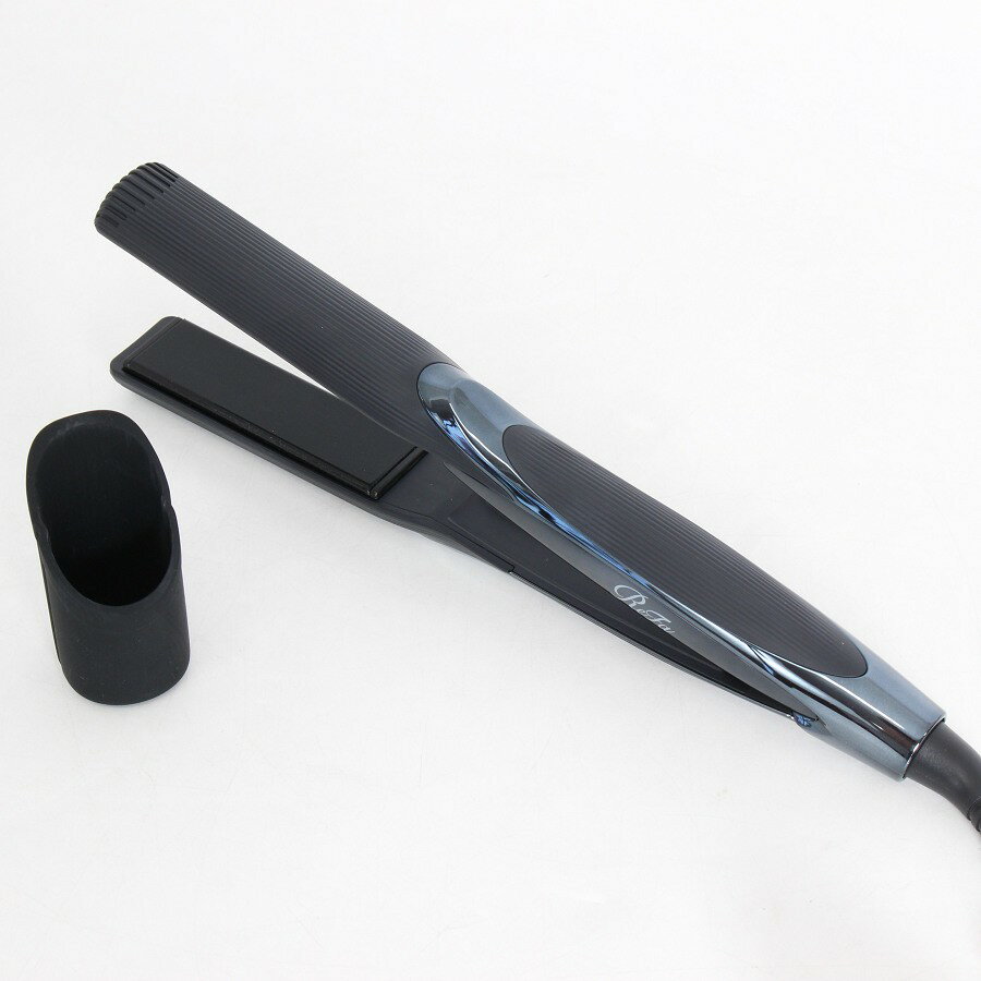 ■商品名 【美品】MTG ReFa STRAIGHT IRON PRO RE-AT-03A ブラック ストレートアイロン プロ リファ 本体 ■商品状態 【A】大きなダメージもなく程度良好の美品 ・USED品ではございますが大きなダメージや汚れなどもなく状態の良い商品です。 ・動作確認済みのためご購入後はすぐにご使用いただけます。 ・自社で梱包して発送いたします。 ※付属品は画像にあるものが全てとなります。 ・2025年製 ■元箱・説明書について ・元箱：なし（自社で梱包） ・説明書：なし ◆独自技術「カーボンレイヤープレート」を採用し、プロのダメージ軽減をテクノロジーで再現したストレートヘアアイロン。カールヘアにも使える。 ◆高密度炭素とヒーターと低反発コートの3層構造が、アイロンの水・熱・圧のダメージを抑える。 ◆素早くムラなく熱を伝えるヒートセンシングを採用。マルチボルテージ仕様で、海外でも変圧器なしで使用可能。 アイロンタイプ：ストレート アイロン温度(温度調節段階)：140/160/180/200/220℃ 海外対応：○ 重量：約325g(電源コード含む) ■商品ランク説明 当店が定める商品ランクは下記の商品状態からランク分けをおこなっております。 【N】未使用品 【S】数回使用程度の美品 【A】大きなダメージもなく程度良好の美品 【B】一般的な使用感のある商品 【C】傷、汚れがあり使用感を感じるUSED品 【D】傷・汚れなどが多く見受けられる難有品 【E】ジャンク品 ■発送について ・佐川急便でお支払い確認後、2営業日以内に発送いたします。 ※沖縄県及び離島のお客様はゆうパックでの【着払い】となりますので予めご了承ください。 ■古物商許可証 【大阪府公安委員会：第621010150412号】 ■ご購入の前にお読みください ・当店の明らかな商品説明の記載ミス等でない限り、ご購入後の返金・返品等の対応はできません。 ・ご購入後、3日以上ご連絡が取れないお客様につきましては、誠に勝手ながら購入の意思なしと判断し、キャンセル扱いとさせていただく場合がございますので予めご了承ください。 ■返金・返品について ・購入した商品と異なる場合 ・説明欄に記載のない大きなダメージがあった場合 ・サイズや記載と違うお色の場合 ・初期動作不良があった場合 上記の内容に該当する場合のみ返金・返品をお受けいたします。 ※若干の状態の違いなどの個人的主観、ご注文間違いやスペックの認識の相違、思っていた商品と違うなど、個人的な理由での返品はお受けできません。 ■商品番号 058378
