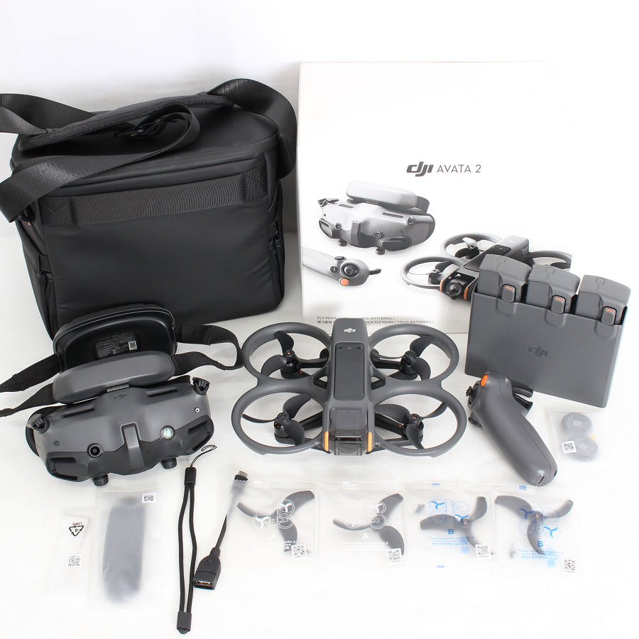 ■商品名 【美品】DJI Avata 2 Fly More コンボ WA5206 ドローン 4Kカメラ ディージェーアイ 本体 ■商品状態 【A】大きなダメージもなく程度良好の美品 ・本体に若干の擦れ感がございますが、全体的に状態の良い中古品です。 ・付属品には使用に伴う細かな擦れ感がございます。 ・動作確認済みのためご購入後はすぐにご使用いただけます。 ・自社で梱包して発送いたします。 ※付属品は画像にあるものが全てとなります。 DJI AVATA 2、インテリジェントフライバッテリー×3、プロペラ用ネジ(1組)×8、ジンバルプロテクター、ドライバー、プロペラ(1組)×2、DJI Goggles 3、DJI Goggles 3 フォームパッド、DJI Goggles 3 補助用フォームパッド、DJI Goggles 3 -2.0D補正レンズ(1組)、USB-C OTGケーブル、DJI RC Motion 3、DJI RC Motion 3 ストラップ、DJI Avata 2 2WAY充電ハブ、DJI スリングバッグ ・当店が出品するドローンは全て機体未登録、または機体登録解除済みの商品となります。 ■バッテリー情報 ・バッテリーサイクル回数 「S/N:7QKWM3DAG003R2/4回」 「S/N:7QKWM3DAG001LS/5回」 「S/N:7QKWM39AG003QP/3回」 ■元箱・説明書について ・元箱：あり ・説明書：なし ◆フリップ、ロール、ドリフトの簡単操作に対応したFPVドローン ■商品ランク説明 当店が定める商品ランクは下記の商品状態からランク分けをおこなっております。 【N】未使用品 【S】数回使用程度の美品 【A】大きなダメージもなく程度良好の美品 【B】一般的な使用感のある商品 【C】傷、汚れがあり使用感を感じるUSED品 【D】傷・汚れなどが多く見受けられる難有品 【E】ジャンク品 ■発送について ・佐川急便でお支払い確認後、2営業日以内に発送いたします。 ※沖縄県及び離島のお客様はゆうパックでの【着払い】となりますので予めご了承ください。 ■古物商許可証 【大阪府公安委員会：第621010150412号】 ■ご購入の前にお読みください ・当店の明らかな商品説明の記載ミス等でない限り、ご購入後の返金・返品等の対応はできません。 ・ご購入後、3日以上ご連絡が取れないお客様につきましては、誠に勝手ながら購入の意思なしと判断し、キャンセル扱いとさせていただく場合がございますので予めご了承ください。 ■返金・返品について ・購入した商品と異なる場合 ・説明欄に記載のない大きなダメージがあった場合 ・サイズや記載と違うお色の場合 ・初期動作不良があった場合 上記の内容に該当する場合のみ返金・返品をお受けいたします。 ※若干の状態の違いなどの個人的主観、ご注文間違いやスペックの認識の相違、思っていた商品と違うなど、個人的な理由での返品はお受けできません。 ■商品番号 060103