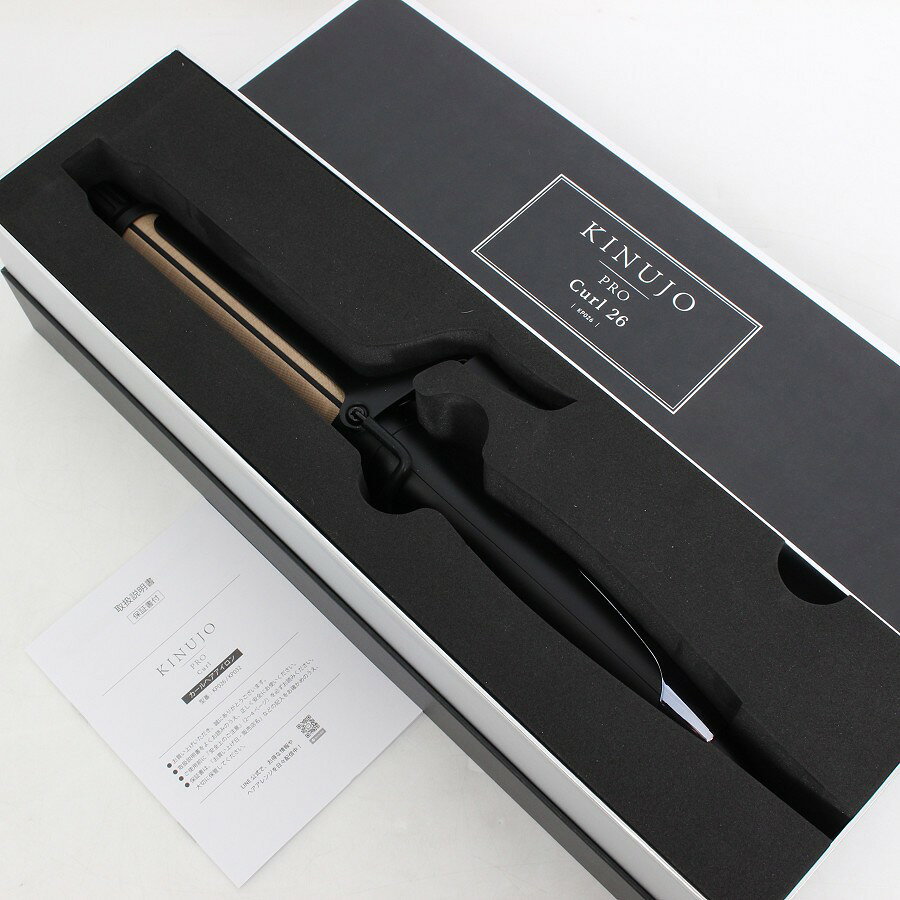 ■商品名 【新品】KINUJO Pro Curl KP026 ブラック カールヘアアイロン キヌージョ 絹女 本体 ■商品状態 【N】未使用品 ・新品未使用の商品ですが、開封可能状態のため確認も含めて開封して撮影をおこなっております。 ・商品自体は新品未使用ですが、買取品のため中古カテゴリーの新古品・未使用品で出品しております。 ・自社で梱包して発送いたします。 ※付属品は画像にあるものが全てとなります。 ■元箱・説明書について ・元箱：あり ・説明書：あり ・保証書：あり（印字なし） ◆直径26mm×約135mmの超ロングバレルで、長い髪も一気に巻けるカールアイロン。時短スタイリングを可能にするパワフルな高性能ヒーターを搭載。 ◆「シルクプレート」とリカバリー速度の相乗効果で、1回のスタイリングで長時間キープを実現。 雨の日でも理想のスタイルで過ごせる。 ◆ラバー入りでやさしくテンションがかかることで巻きやすく、シルクプレートとの組み合わせでやわらかい弾むようなカールが作れる。 ■商品ランク説明 当店が定める商品ランクは下記の商品状態からランク分けをおこなっております。 【N】未使用品 【S】数回使用程度の美品 【A】大きなダメージもなく程度良好の美品 【B】一般的な使用感のある商品 【C】傷、汚れがあり使用感を感じるUSED品 【D】傷・汚れなどが多く見受けられる難有品 【E】ジャンク品 ■発送について ・佐川急便でお支払い確認後、2営業日以内に発送いたします。 ※沖縄県及び離島のお客様はゆうパックでの【着払い】となりますので予めご了承ください。 ■古物商許可証 【大阪府公安委員会：第621010150412号】 ■ご購入の前にお読みください ・当店の明らかな商品説明の記載ミス等でない限り、ご購入後の返金・返品等の対応はできません。 ・ご購入後、3日以上ご連絡が取れないお客様につきましては、誠に勝手ながら購入の意思なしと判断し、キャンセル扱いとさせていただく場合がございますので予めご了承ください。 ■返金・返品について ・購入した商品と異なる場合 ・説明欄に記載のない大きなダメージがあった場合 ・サイズや記載と違うお色の場合 ・初期動作不良があった場合 上記の内容に該当する場合のみ返金・返品をお受けいたします。 ※若干の状態の違いなどの個人的主観、ご注文間違いやスペックの認識の相違、思っていた商品と違うなど、個人的な理由での返品はお受けできません。 ■商品番号 MOP2PD2UKVGV0XDW