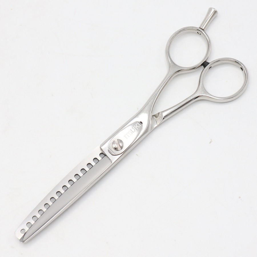 【美品】サイキシザーズ YX14N セニング 5.8インチ メガネハンドル 14目フラット 約35%～40% ■商品情報 ・メガネハンドル ・5.8インチ ・セニング14目フラット ・スキ率約35%〜40%（メーカー発表のスキ率です） ・48.1グラム ■特徴 Nシリーズは刃を閉じたまま、どの角度から抜いても髪の毛を引っ掛けることなく抜けるのが特徴。 セニング率も高く刈込に優れています。 ■商品状態 【A】大きなダメージもなく程度良好の美品 ・ハンドルなど使用に伴う擦れ感はございますが、全体的に大きなダメージはなく良品です。 ・プレートにネームの刻印がございます。 ・自社で梱包して発送いたします。 ■商品ランク説明 当店が定める商品ランクは下記の商品状態からランク分けをおこなっております。 【N】未使用品 【S】数回使用程度の美品 【A】大きなダメージもなく程度良好の美品 【B】一般的に使用感のある商品 ■注意事項 ・付属品は画像にあるものがすべてです。 ※元箱やねじ回しなど、画像にない場合は付属しておりませんので、あらかじめご了承ください。 ・中古品ですので商品説明以外にも若干の使用感や細かなキズ、擦れがある場合があります。 ・完璧を求める方や新品同様をお求めの方はご購入をご遠慮ください。 ・できる範囲のクリーニングはしていますが、細かな髪の毛などがある場合があります。 ・切れ味の感じ方には個人差がありメーカーや依頼している研磨業者によっても切れ味は異なります。すべてのお客様に現在使用しているシザーと同等の切れ味を保証することはできませんので、あらかじめご了承ください。 ※研磨済み以外のシザーは前所有者様の使用していた刃の状態となりますので、ご購入後にお客様にてお好みの刃の状態（切れ味）に調整依頼してください。 ■沖縄県、離島への発送について ※沖縄県及び離島のお客様はゆうパックでの【着払い】となりますので予めご了承ください。 ●古物商許可証 【大阪府公安委員会：第621010150412号】 ■ご購入の前にお読みください ・当店の明らかな商品説明の記載ミス等でない限り、ご購入後の返金・返品等の対応はできません。 ・ご購入後、3日以上ご連絡が取れないお客様につきましては、誠に勝手ながら購入の意思なしと判断し、キャンセル扱いとさせていただく場合がございますので予めご了承ください。 ■返金・返品について ・購入した商品と異なる場合 ・説明欄に記載のない大きなダメージがあった場合 ・サイズや記載と違うお色の場合 ・動作不良があった場合 上記の内容に該当する場合のみ返金・返品をお受けいたします。 ※若干の状態の違いについては、個人的主観にも違いがございますので、返品はお受けできません。 ■商品番号 059048