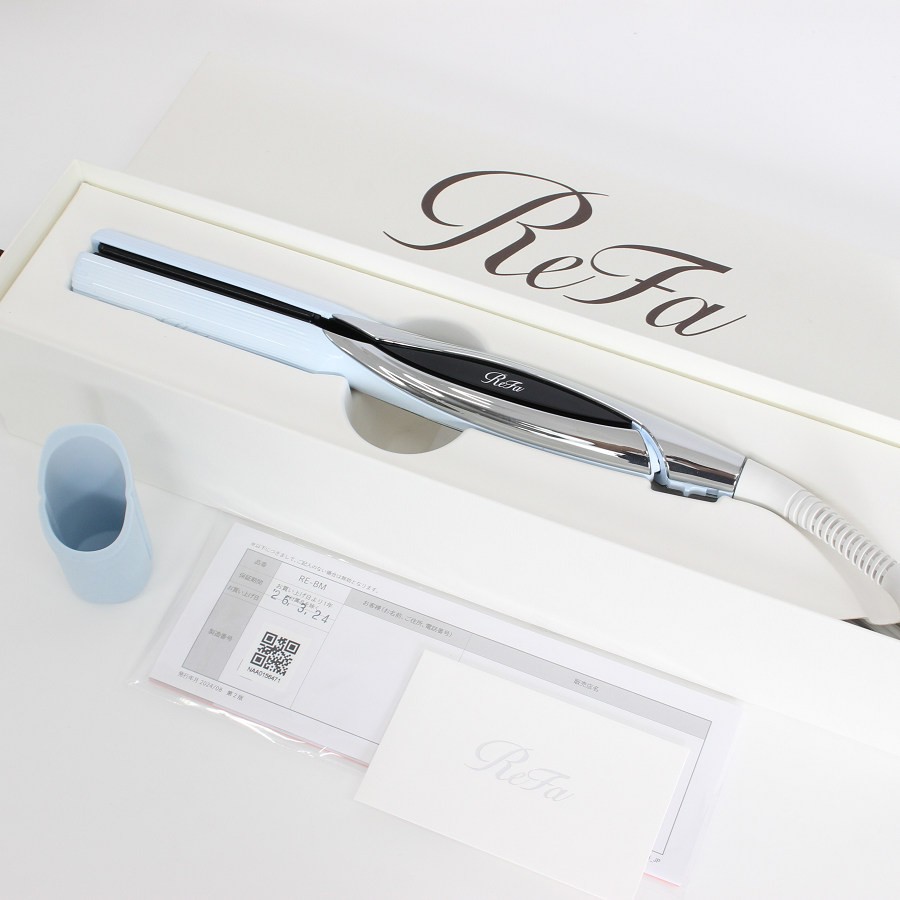 ■商品名 【美品】MTG ReFa BEAUTECH STRAIGHT IRON RE-BM-02A ホワイト 2026年製 ストレートアイロン リファビューテック 本体 ■商品状態 【A】大きなダメージもなく程度良好の美品 ・プレートに若干の擦れ感はございますが、全体的に大きなダメージはなく良品です。 ・動作確認済みのためご購入後はすぐにご使用いただけます。 ・自社で梱包して発送いたします。 ※付属品は画像にあるものが全てとなります。 ・2026年製 ■元箱・説明書について ・元箱：あり ・説明書：あり ・保証書：あり（印字あり）2026年3月24日購入（Refaりんくうアウトレット） ◆独自技術「カーボンレイヤープレート」を採用したコード付きストレートアイロン。水・熱・圧のダメージを抑えながら、「レア髪ストレート」を実現。 ◆カーボンレイヤープレートの表面に施した低反発コートが髪にやさしく密着。髪をつぶさずにストレートヘアがつくれる。 ◆カーボンレイヤープレートはベースに高密度炭素を使用。髪にムラなく熱を伝えてうねりを美しく整える。 ■商品ランク説明 当店が定める商品ランクは下記の商品状態からランク分けをおこなっております。 【N】未使用品 【S】数回使用程度の美品 【A】大きなダメージもなく程度良好の美品 【B】一般的な使用感のある商品 【C】傷、汚れがあり使用感を感じるUSED品 【D】傷・汚れなどが多く見受けられる難有品 【E】ジャンク品 ■発送について ・佐川急便でお支払い確認後、2営業日以内に発送いたします。 ※沖縄県及び離島のお客様はゆうパックでの【着払い】となりますので予めご了承ください。 ■古物商許可証 【大阪府公安委員会：第621010150412号】 ■ご購入の前にお読みください ・当店の明らかな商品説明の記載ミス等でない限り、ご購入後の返金・返品等の対応はできません。 ・ご購入後、3日以上ご連絡が取れないお客様につきましては、誠に勝手ながら購入の意思なしと判断し、キャンセル扱いとさせていただく場合がございますので予めご了承ください。 ■返金・返品について ・購入した商品と異なる場合 ・説明欄に記載のない大きなダメージがあった場合 ・サイズや記載と違うお色の場合 ・初期動作不良があった場合 上記の内容に該当する場合のみ返金・返品をお受けいたします。 ※若干の状態の違いなどの個人的主観、ご注文間違いやスペックの認識の相違、思っていた商品と違うなど、個人的な理由での返品はお受けできません。 ■商品番号 060770