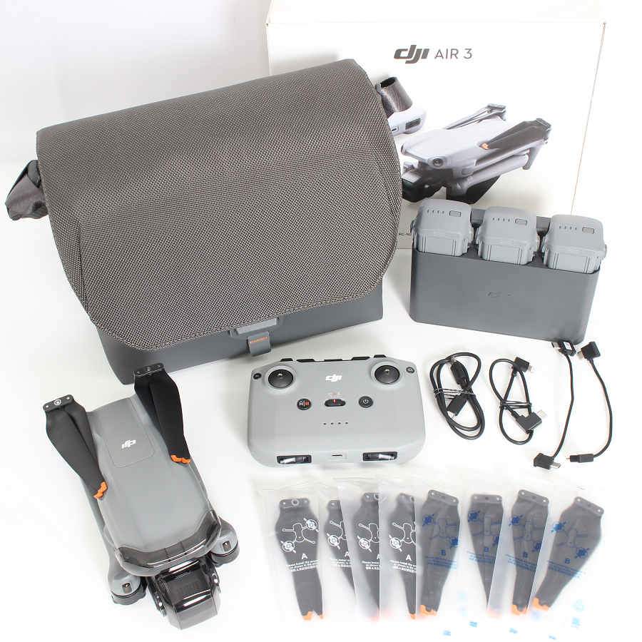 ■商品名 【美品】DJI Air 3 Fly More Combo RC-N2付属 TZ3232 ドローン エアー フライモアコンボ 本体 ■商品状態 【A】大きなダメージもなく程度良好の美品 ・USED品ではございますが大きなダメージや汚れなどもなく状態の良い商品です。 ・動作確認済みのためご購入後はすぐにご使用いただけます。 ・自社で梱包して発送いたします。 ※付属品は画像にあるものが全てとなります。 ・付属内容：機体、RC-N2送信機、インテリジェンスフライトバッテリー×3、ショルダーバッグ、ジンバルプロテクター、RCケーブル（USB-C、Lighting）、バッテリー充電ハブ、USB-Cケーブル、低ノイズプロペラ（1組）×6、microSDカード（128GB） ・生産日期：2023/7 ・当店が出品するドローンは全て機体未登録、または機体登録解除済みの商品となります。 ■バッテリー情報 ・バッテリーサイクル回数 「S/N:6NVPL6FDA00406/2回」 「S/N:6NVPL7BDA002Z6/2回」 「S/N:6NVPL7BDA0037R/1回」 ■元箱・説明書について ・元箱：あり（ダメージあり） ・説明書：なし ◆2種類のメインカメラを搭載したオールインワン型ドローン。広角カメラと3倍ズーム対応の中望遠カメラは、どちらも1/1.3型CMOSセンサーを採用している。 ◆前モデルと比較し飛行時間が48%アップし、最大46分の飛行が可能。全方向障害物検知機能とO4映像伝送を搭載。 ■商品ランク説明 当店が定める商品ランクは下記の商品状態からランク分けをおこなっております。 【N】未使用品 【S】数回使用程度の美品 【A】大きなダメージもなく程度良好の美品 【B】一般的な使用感のある商品 【C】傷、汚れがあり使用感を感じるUSED品 【D】傷・汚れなどが多く見受けられる難有品 【E】ジャンク品 ■発送について ・佐川急便でお支払い確認後、2営業日以内に発送いたします。 ※沖縄県及び離島のお客様はゆうパックでの【着払い】となりますので予めご了承ください。 ■古物商許可証 【大阪府公安委員会：第621010150412号】 ■ご購入の前にお読みください ・当店の明らかな商品説明の記載ミス等でない限り、ご購入後の返金・返品等の対応はできません。 ・ご購入後、3日以上ご連絡が取れないお客様につきましては、誠に勝手ながら購入の意思なしと判断し、キャンセル扱いとさせていただく場合がございますので予めご了承ください。 ■返金・返品について ・購入した商品と異なる場合 ・説明欄に記載のない大きなダメージがあった場合 ・サイズや記載と違うお色の場合 ・初期動作不良があった場合 上記の内容に該当する場合のみ返金・返品をお受けいたします。 ※若干の状態の違いなどの個人的主観、ご注文間違いやスペックの認識の相違、思っていた商品と違うなど、個人的な理由での返品はお受けできません。 ■商品番号 060800