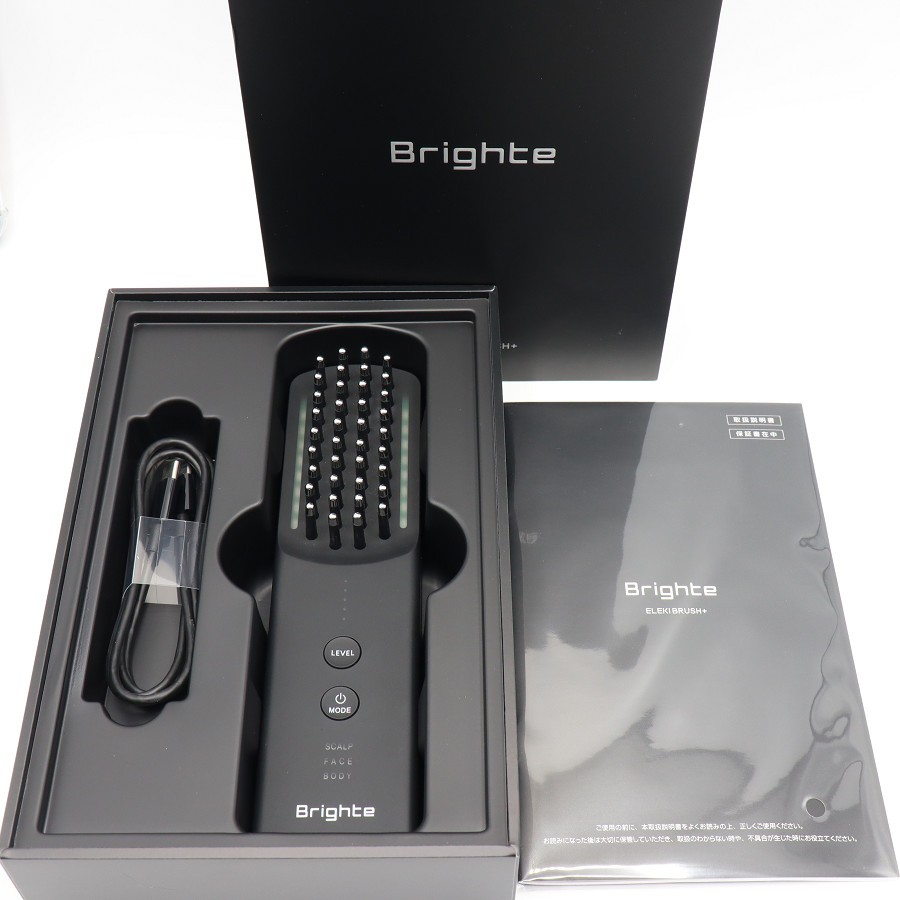 ■商品名 【美品】Brighte ELEKI BRUSH+ BRT-FSB180 ブラック 美顔器 EMS フェイスケア ブライト エレキブラシ 本体 ■商品状態 【A】大きなダメージもなく程度良好の美品 ・USED品ではございますが大きなダメージや汚れなどもなく状態の良い商品です。 ・動作確認済みのためご購入後はすぐにご使用いただけます。 ・自社で梱包して発送いたします。 ※付属品は画像にあるものが全てとなります。 ■元箱・説明書について ・元箱：あり ・説明書：あり ・保証書：あり（印字なし） ◆EMS刺激が190%にアップし、ハリ施術を受けているかのようなハイパワーな刺激が特徴のブラシ型美顔器。 ◆アタッチメントの付け替えは不要で、ボタンで切り替えることで顔はもちろん頭皮、全身に使える。 ◆「ポレーション機能」を追加し、美容成分が直接肌に浸透。よりしなやかで摩擦の少ない「3Dソフトピン」を採用し、360度スムーズに動く。 ■商品ランク説明 当店が定める商品ランクは下記の商品状態からランク分けをおこなっております。 【N】未使用品 【S】数回使用程度の美品 【A】大きなダメージもなく程度良好の美品 【B】一般的な使用感のある商品 【C】傷、汚れがあり使用感を感じるUSED品 【D】傷・汚れなどが多く見受けられる難有品 【E】ジャンク品 ■発送について ・佐川急便でお支払い確認後、2営業日以内に発送いたします。 ※沖縄県及び離島のお客様はゆうパックでの【着払い】となりますので予めご了承ください。 ■古物商許可証 【大阪府公安委員会：第621010150412号】 ■ご購入の前にお読みください ・当店の明らかな商品説明の記載ミス等でない限り、ご購入後の返金・返品等の対応はできません。 ・ご購入後、3日以上ご連絡が取れないお客様につきましては、誠に勝手ながら購入の意思なしと判断し、キャンセル扱いとさせていただく場合がございますので予めご了承ください。 ■返金・返品について ・購入した商品と異なる場合 ・説明欄に記載のない大きなダメージがあった場合 ・サイズや記載と違うお色の場合 ・初期動作不良があった場合 上記の内容に該当する場合のみ返金・返品をお受けいたします。 ※若干の状態の違いなどの個人的主観、ご注文間違いやスペックの認識の相違、思っていた商品と違うなど、個人的な理由での返品はお受けできません。 ■商品番号 060995