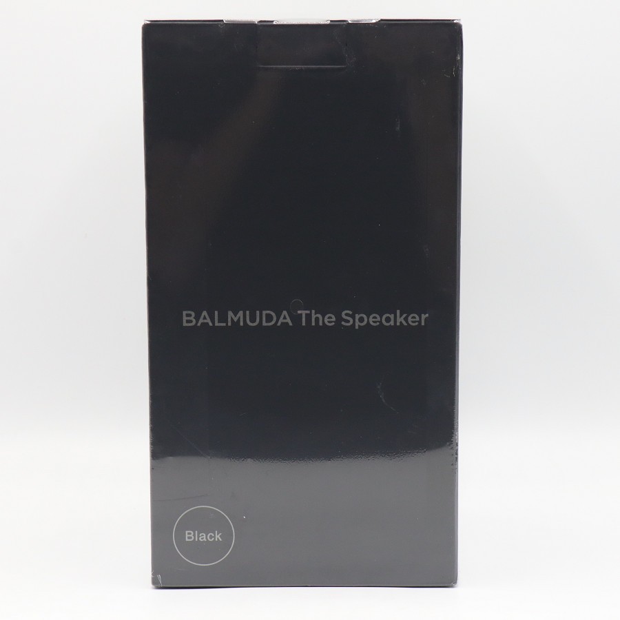 ■商品名 【新品未開封】BALMUDA The Speaker M01A-BK ブラック バルミューダ ザ・スピーカー 本体 ■商品状態 【N】未使用品 ・新品未開封の商品です。 ・商品自体は新品未使用ですが、買取品のため中古カテゴリーの新古品・未使用品で出品しております。 ・元箱には伝票痕や角の凹みなど配送によるダメージがございますが、製品への影響はございません。 ※複数の在庫をまとめて出品している商品ページとなるため、元箱へのダメージ箇所はお写真とは異なる場合がございますことをご了承のうえで、ご購入下さいませ。 ・自社で梱包して発送いたします。 ■元箱・説明書について ・元箱：あり（ダメージあり） ◆充電式のポータブルワイヤレススピーカー。Bluetooth・AUX入力に対応し、自由なスタイルで新しい音楽体験を楽しめる。 ◆360度音が広がる上向き構造の77mmスピーカーと、立体的な音像をつくる独自のドライブユニット、密閉型エンクロージャーを採用。 ◆楽曲に合わせて輝くLEDユニットを搭載。光の色のわずかな差や光量、明滅速度の緩急によって、グルーヴ感を増幅させる。 ■商品ランク説明 当店が定める商品ランクは下記の商品状態からランク分けをおこなっております。 【N】未使用品 【S】数回使用程度の美品 【A】大きなダメージもなく程度良好の美品 【B】一般的な使用感のある商品 【C】傷、汚れがあり使用感を感じるUSED品 【D】傷・汚れなどが多く見受けられる難有品 【E】ジャンク品 ■発送について ・佐川急便でお支払い確認後、2営業日以内に発送いたします。 ※沖縄県及び離島のお客様はゆうパックでの【着払い】となりますので予めご了承ください。 ■古物商許可証 【大阪府公安委員会：第621010150412号】 ■ご購入の前にお読みください ・当店の明らかな商品説明の記載ミス等でない限り、ご購入後の返金・返品等の対応はできません。 ・ご購入後、3日以上ご連絡が取れないお客様につきましては、誠に勝手ながら購入の意思なしと判断し、キャンセル扱いとさせていただく場合がございますので予めご了承ください。 ■返金・返品について ・購入した商品と異なる場合 ・説明欄に記載のない大きなダメージがあった場合 ・サイズや記載と違うお色の場合 ・初期動作不良があった場合 上記の内容に該当する場合のみ返金・返品をお受けいたします。 ※若干の状態の違いなどの個人的主観、ご注文間違いやスペックの認識の相違、思っていた商品と違うなど、個人的な理由での返品はお受けできません。 ■商品番号 MCL2PD865CDMJKUQ