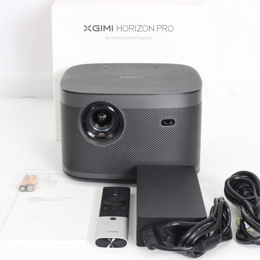■商品名 【美品】XGIMI HORIZON Pro XK03H 4Kホームプロジェクター エクスジミー ホライズン プロ 本体 ■商品状態 【A】大きなダメージもなく程度良好の美品 ・アダプターにラベル痕がございますが、全体的に大きなダメージはなく良品です。 ・動作確認済みのためご購入後はすぐにご使用いただけます。 ・自社で梱包して発送いたします。 ※付属品は画像にあるものが全てとなります。 ■元箱・説明書について ・元箱：あり ・説明書：あり（クイックガイド） ◆2200ANSIルーメンの明るさで4K映像を最大300型のスクリーンサイズに映し出すホームプロジェクター。 ◆数秒で高速起動し、画面とスクリーンのサイズを自動で調整。 手動台形補正機能もでき、最大45度の横方向からの投影が可能。 ◆フレーム補完技術「MEMC」により画像の乱れを最小限に抑制。 独自開発の特殊なアルゴリズムでブレや残像を防止し、クリアな映像が維持する。 ■商品ランク説明 当店が定める商品ランクは下記の商品状態からランク分けをおこなっております。 【N】未使用品 【S】数回使用程度の美品 【A】大きなダメージもなく程度良好の美品 【B】一般的な使用感のある商品 【C】傷、汚れがあり使用感を感じるUSED品 【D】傷・汚れなどが多く見受けられる難有品 【E】ジャンク品 ■発送について ・佐川急便でお支払い確認後、2営業日以内に発送いたします。 ※沖縄県及び離島のお客様はゆうパックでの【着払い】となりますので予めご了承ください。 ■古物商許可証 【大阪府公安委員会：第621010150412号】 ■ご購入の前にお読みください ・当店の明らかな商品説明の記載ミス等でない限り、ご購入後の返金・返品等の対応はできません。 ・ご購入後、3日以上ご連絡が取れないお客様につきましては、誠に勝手ながら購入の意思なしと判断し、キャンセル扱いとさせていただく場合がございますので予めご了承ください。 ■返金・返品について ・購入した商品と異なる場合 ・説明欄に記載のない大きなダメージがあった場合 ・サイズや記載と違うお色の場合 ・初期動作不良があった場合 上記の内容に該当する場合のみ返金・返品をお受けいたします。 ※若干の状態の違いなどの個人的主観、ご注文間違いやスペックの認識の相違、思っていた商品と違うなど、個人的な理由での返品はお受けできません。 ■商品番号 061227
