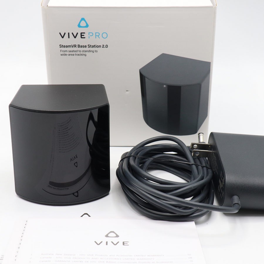■商品名 【美品】HTC SteamVR VIVE PRO Base Station 2.0 99HATV000-00 アクセサリー ベースステーション VR 本体 ■商品状態 【A】大きなダメージもなく程度良好の美品 ・前面に若干の擦れと底面三脚痕がございますが、全体的に大きなダメージはなく良品です。 ・動作確認済みのためご購入後はすぐにご使用いただけます。 ・自社で梱包して発送いたします。 ※付属品は画像にあるものが全てとなります。 ■元箱・説明書について ・元箱：あり ◆ベースステーション1.0と比べ、より広く、精度の高いトラッキングが可能となったSteamVR Base Station 2.0です。 ※VIVE Pro 2やVIVE Pro Eyeなどに同梱のSteamVR Base Station 2.0と同一仕様品。 ◆ベースステーション2.0規格に対応している製品でご利用いただけます。 ■商品ランク説明 当店が定める商品ランクは下記の商品状態からランク分けをおこなっております。 【N】未使用品 【S】数回使用程度の美品 【A】大きなダメージもなく程度良好の美品 【B】一般的な使用感のある商品 【C】傷、汚れがあり使用感を感じるUSED品 【D】傷・汚れなどが多く見受けられる難有品 【E】ジャンク品 ■発送について ・佐川急便でお支払い確認後、2営業日以内に発送いたします。 ※沖縄県及び離島のお客様はゆうパックでの【着払い】となりますので予めご了承ください。 ■古物商許可証 【大阪府公安委員会：第621010150412号】 ■ご購入の前にお読みください ・当店の明らかな商品説明の記載ミス等でない限り、ご購入後の返金・返品等の対応はできません。 ・ご購入後、3日以上ご連絡が取れないお客様につきましては、誠に勝手ながら購入の意思なしと判断し、キャンセル扱いとさせていただく場合がございますので予めご了承ください。 ■返金・返品について ・購入した商品と異なる場合 ・説明欄に記載のない大きなダメージがあった場合 ・サイズや記載と違うお色の場合 ・初期動作不良があった場合 上記の内容に該当する場合のみ返金・返品をお受けいたします。 ※若干の状態の違いなどの個人的主観、ご注文間違いやスペックの認識の相違、思っていた商品と違うなど、個人的な理由での返品はお受けできません。 ■商品番号 061232