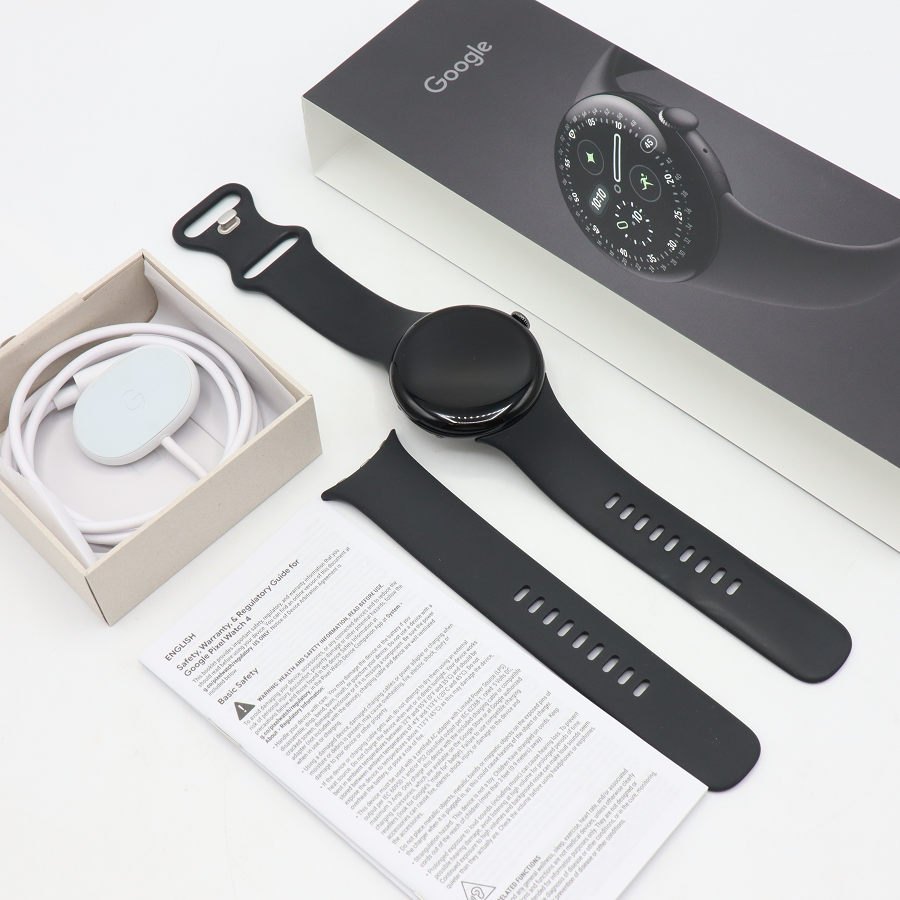 ■商品名 Google Pixel Watch 4 Wi-Fiモデル 45mm GA09962-US Matte Black アルミケース/Obsidian アクティブ バンド ピクセルウォッチ グーグル 本体 ■商品状態 【B】一般的な使用感のある商品 ・画面には使用に伴う細かな擦れ感がみられます。 ・商品の特性上、ベルトにも若干の擦れ感がございます。 ・動作確認済みのためご購入後はすぐにご使用いただけます。 ・自社で梱包して発送いたします。 ※付属品は画像にあるものが全てとなります。 ・2026年製 ■元箱・説明書について ・元箱：あり ・説明書：あり ◆広範囲の表示領域と3000ニトの明るさのドーム型ディスプレイを搭載したスマートウォッチ（45mm）。 耐久性にすぐれた強化ガラスでボディ全体を保護。 ◆水深50mまでの耐水仕様でほこりや落下、衝撃に強い。 最長40時間使用でき、15分で15時間分のバッテリーを充電できる。 ◆マルチパス心拍数センサーと運動に合わせて最適化されたアルゴリズムでワークアウトを的確にサポート。 デュアル周波数GPSで正確にルートを追跡可能。 ■商品ランク説明 当店が定める商品ランクは下記の商品状態からランク分けをおこなっております。 【N】未使用品 【S】数回使用程度の美品 【A】大きなダメージもなく程度良好の美品 【B】一般的な使用感のある商品 【C】傷、汚れがあり使用感を感じるUSED品 【D】傷・汚れなどが多く見受けられる難有品 【E】ジャンク品 ■発送について ・佐川急便でお支払い確認後、2営業日以内に発送いたします。 ※沖縄県及び離島のお客様はゆうパックでの【着払い】となりますので予めご了承ください。 ■古物商許可証 【大阪府公安委員会：第621010150412号】 ■ご購入の前にお読みください ・当店の明らかな商品説明の記載ミス等でない限り、ご購入後の返金・返品等の対応はできません。 ・ご購入後、3日以上ご連絡が取れないお客様につきましては、誠に勝手ながら購入の意思なしと判断し、キャンセル扱いとさせていただく場合がございますので予めご了承ください。 ■返金・返品について ・購入した商品と異なる場合 ・説明欄に記載のない大きなダメージがあった場合 ・サイズや記載と違うお色の場合 ・初期動作不良があった場合 上記の内容に該当する場合のみ返金・返品をお受けいたします。 ※若干の状態の違いなどの個人的主観、ご注文間違いやスペックの認識の相違、思っていた商品と違うなど、個人的な理由での返品はお受けできません。 ■商品番号 061184