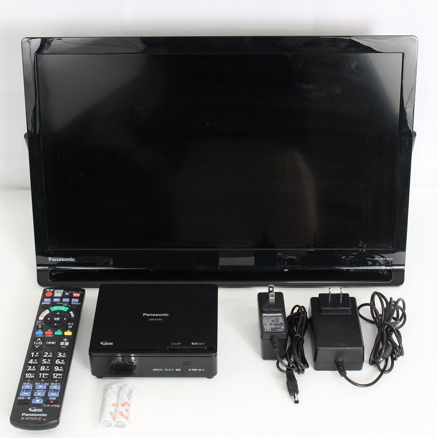 ■商品名 パナソニック プライベート・ビエラ UN-19FB10H 19V型 ポータブルテレビ Panasonic 本体 ■商品状態 【B】一般的な使用感のある商品 ・本体側面とチューナーの所々に使用に伴う細かな擦れキズがございます。 ・動作確認済みのためご購入後はすぐにご使用いただけます。 ・自社で梱包して発送いたします。 ※付属品は画像にあるものが全てとなります。 ■元箱・説明書について ・元箱：なし（自社で梱包） ・説明書：なし ◆アンテナ線がない部屋でも大画面で見られるスタンダードモデルの非防水ポータブルテレビ（19V型）。外付けモニターとして使えるHDMI入力端子を搭載。 ◆YouTubeやNetflix、Huluなど7つの動画配信サービスに対応。スマホで見つけたネット動画（YouTube/Netflix）を本機にキャスト（転送）して見られる。 ◆「お部屋ジャンプリンク」対応の「ディーガ」や「ビエラ」があれば放送中の番組や録画番組を本機で見られる。バッテリー持続時間は最長約3時間30分。 ■商品ランク説明 当店が定める商品ランクは下記の商品状態からランク分けをおこなっております。 【N】未使用品 【S】数回使用程度の美品 【A】大きなダメージもなく程度良好の美品 【B】一般的な使用感のある商品 【C】傷、汚れがあり使用感を感じるUSED品 【D】傷・汚れなどが多く見受けられる難有品 【E】ジャンク品 ■発送について ・佐川急便でお支払い確認後、2営業日以内に発送いたします。 ※沖縄県及び離島のお客様はゆうパックでの【着払い】となりますので予めご了承ください。 ■古物商許可証 【大阪府公安委員会：第621010150412号】 ■ご購入の前にお読みください ・当店の明らかな商品説明の記載ミス等でない限り、ご購入後の返金・返品等の対応はできません。 ・ご購入後、3日以上ご連絡が取れないお客様につきましては、誠に勝手ながら購入の意思なしと判断し、キャンセル扱いとさせていただく場合がございますので予めご了承ください。 ■返金・返品について ・購入した商品と異なる場合 ・説明欄に記載のない大きなダメージがあった場合 ・サイズや記載と違うお色の場合 ・初期動作不良があった場合 上記の内容に該当する場合のみ返金・返品をお受けいたします。 ※若干の状態の違いなどの個人的主観、ご注文間違いやスペックの認識の相違、思っていた商品と違うなど、個人的な理由での返品はお受けできません。 ■商品番号 061146