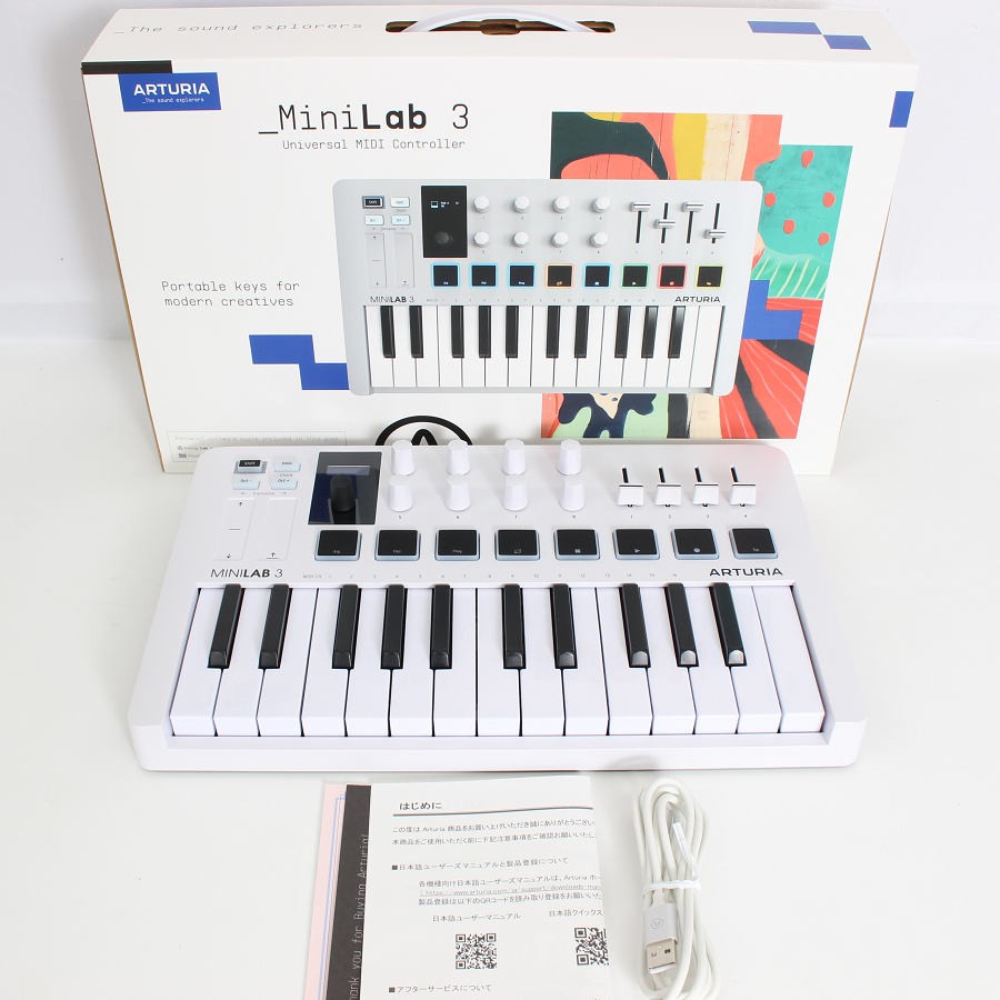 ■商品名 【美品】ARTURIA MiniLab 3 ホワイト MIDIキーボード 25鍵盤 アートリア 本体 ■商品状態 【A】大きなダメージもなく程度良好の美品 ・USED品ではございますが大きなダメージや汚れなどもなく状態の良い商品です。 ・動作確認済みのためご購入後はすぐにご使用いただけます。 ・自社で梱包して発送いたします。 ※付属品は画像にあるものが全てとなります。 ■元箱・説明書について ・元箱：あり ・保証書：あり（印字なし） ◆25鍵ベロシティ対応のスリム・キーボード。2バンク×8個のベロシティ&プレッシャー・センス付きパッド（RGBバックライト付き）を搭載。 ◆8個のロータリー・エンコーダーと4本のスライダー、2個の静電容量式タッチ・センサー（ピッチベンド、モジュレーションホイール）を装備。 ◆「Analog Lab」を含むすべてのArturiaソフトウェア音源とシームレスに統合。MIDIアウト（5ピンDINコネクター）で外部MIDI機器と接続できる。 ■商品ランク説明 当店が定める商品ランクは下記の商品状態からランク分けをおこなっております。 【N】未使用品 【S】数回使用程度の美品 【A】大きなダメージもなく程度良好の美品 【B】一般的な使用感のある商品 【C】傷、汚れがあり使用感を感じるUSED品 【D】傷・汚れなどが多く見受けられる難有品 【E】ジャンク品 ■発送について ・佐川急便でお支払い確認後、2営業日以内に発送いたします。 ※沖縄県及び離島のお客様はゆうパックでの【着払い】となりますので予めご了承ください。 ■古物商許可証 【大阪府公安委員会：第621010150412号】 ■ご購入の前にお読みください ・当店の明らかな商品説明の記載ミス等でない限り、ご購入後の返金・返品等の対応はできません。 ・ご購入後、3日以上ご連絡が取れないお客様につきましては、誠に勝手ながら購入の意思なしと判断し、キャンセル扱いとさせていただく場合がございますので予めご了承ください。 ■返金・返品について ・購入した商品と異なる場合 ・説明欄に記載のない大きなダメージがあった場合 ・サイズや記載と違うお色の場合 ・初期動作不良があった場合 上記の内容に該当する場合のみ返金・返品をお受けいたします。 ※若干の状態の違いなどの個人的主観、ご注文間違いやスペックの認識の相違、思っていた商品と違うなど、個人的な理由での返品はお受けできません。 ■商品番号 061661