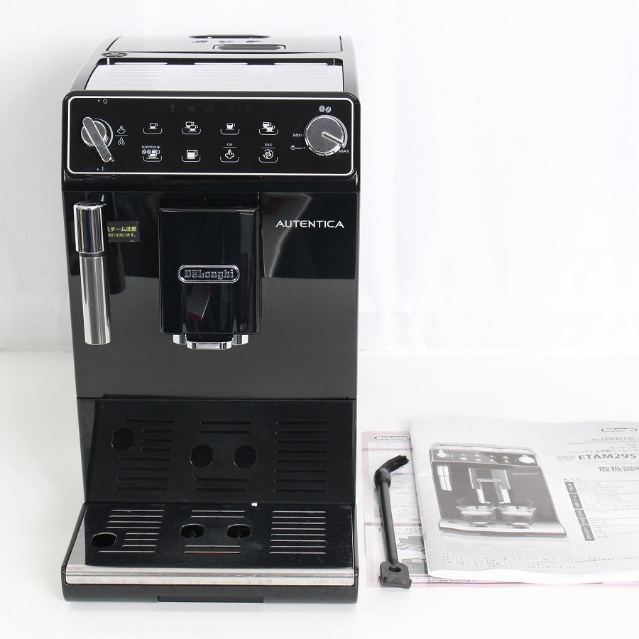 ■商品名 デロンギ オーテンティカ ETAM29510B コンパクト全自動コーヒーマシン コーヒーメーカー 本体 ■商品状態 【B】一般的な使用感のある商品 ・本体外観やカップ受け、トレイに使用に伴う擦れキズがみられます。 ※できる限りの清掃はしておりますが、あくまで中古品のため完璧ではないことをご了承ください。 ・計量スプーンが欠品しております。 ・動作確認済みのためご購入後はすぐにご使用いただけます。 ・メーカー発送用のダンボールには配送時のダメージがございますが、再利用しての送付となります。 ※付属品は画像にあるものが全てとなります。 ・元箱には配送時のダメージがございますが、製品への影響はございません。 ■元箱・説明書について ・元箱：あり ・説明書：あり ・保証書：あり（印字なし） ◆背面に水タンクを配置した横幅19.5cmの全自動コーヒーマシン。二重構造高性能ミルクフロッサーによるスチームで、ふわふわのミルクも簡単。 ◆2杯同時に抽出可能で、カップの大きさに合わせて高さを調節できる（9～12cm）。デミタスカップからマグカップまで対応。 ◆コーヒー豆をふんだんに使用し香り高く濃密な独自の新メニュー「ドッピオ＋」、エスプレッソとドリップを融合した「カフェ・ジャポーネ」も楽しめる。 ■商品ランク説明 当店が定める商品ランクは下記の商品状態からランク分けをおこなっております。 【N】未使用品 【S】数回使用程度の美品 【A】大きなダメージもなく程度良好の美品 【B】一般的な使用感のある商品 【C】傷、汚れがあり使用感を感じるUSED品 【D】傷・汚れなどが多く見受けられる難有品 【E】ジャンク品 ■発送について ・佐川急便でお支払い確認後、2営業日以内に発送いたします。 ※沖縄県及び離島のお客様はゆうパックでの【着払い】となりますので予めご了承ください。 ■古物商許可証 【大阪府公安委員会：第621010150412号】 ■ご購入の前にお読みください ・当店の明らかな商品説明の記載ミス等でない限り、ご購入後の返金・返品等の対応はできません。 ・ご購入後、3日以上ご連絡が取れないお客様につきましては、誠に勝手ながら購入の意思なしと判断し、キャンセル扱いとさせていただく場合がございますので予めご了承ください。 ■返金・返品について ・購入した商品と異なる場合 ・説明欄に記載のない大きなダメージがあった場合 ・サイズや記載と違うお色の場合 ・初期動作不良があった場合 上記の内容に該当する場合のみ返金・返品をお受けいたします。 ※若干の状態の違いなどの個人的主観、ご注文間違いやスペックの認識の相違、思っていた商品と違うなど、個人的な理由での返品はお受けできません。 ■商品番号 060827