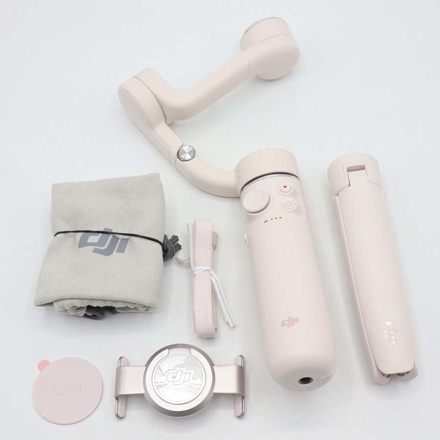 ■商品名 【美品】DJI OM 5 OM5SSW サンセット ホワイト スマートフォン用ジンバル スタビライザー ディージェイアイ ■商品状態 【A】大きなダメージもなく程度良好の美品 ・ロール軸モーターに2mm程度の色汚れがございますが、全体的に状態の良い中古品です。 ・USBケーブルが欠品しております。 ・動作確認済みのためご購入後はすぐにご使用いただけます。 ・自社で梱包して発送いたします。 ※付属品は画像にあるものが全てとなります。 ■元箱・説明書について ・元箱：なし（自社で梱包） ・説明書：なし ■商品ランク説明 当店が定める商品ランクは下記の商品状態からランク分けをおこなっております。 【N】未使用品 【S】数回使用程度の美品 【A】大きなダメージもなく程度良好の美品 【B】一般的な使用感のある商品 【C】傷、汚れがあり使用感を感じるUSED品 【D】傷・汚れなどが多く見受けられる難有品 【E】ジャンク品 ■発送について ・佐川急便でお支払い確認後、2営業日以内に発送いたします。 ※沖縄県及び離島のお客様はゆうパックでの【着払い】となりますので予めご了承ください。 ■古物商許可証 【大阪府公安委員会：第621010150412号】 ■ご購入の前にお読みください ・当店の明らかな商品説明の記載ミス等でない限り、ご購入後の返金・返品等の対応はできません。 ・ご購入後、3日以上ご連絡が取れないお客様につきましては、誠に勝手ながら購入の意思なしと判断し、キャンセル扱いとさせていただく場合がございますので予めご了承ください。 ■返金・返品について ・購入した商品と異なる場合 ・説明欄に記載のない大きなダメージがあった場合 ・サイズや記載と違うお色の場合 ・初期動作不良があった場合 上記の内容に該当する場合のみ返金・返品をお受けいたします。 ※若干の状態の違いなどの個人的主観、ご注文間違いやスペックの認識の相違、思っていた商品と違うなど、個人的な理由での返品はお受けできません。 ■商品番号 061726