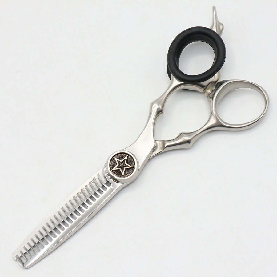 【美品】刃物屋トギノン NOBU THINNING 5.4インチ メガネハンドル 22目 約17% セニング シザー ■商品情報 ・メガネハンドル ・5.4インチ ・セニング22目フラット ・スキ率約17%（メーカー発表のスキ率です） ・素材：ブレード（Cobalt-special）・グリップ（SUS-316L）・スターボルト（Silver925）・リング（シリコン樹脂） ・64.8グラム ■商品状態 【A】大きなダメージもなく程度良好の美品 ・USED品ではございますが大きなダメージや汚れなどもなく状態の良い商品です。 ・自社で梱包して発送いたします。 ■商品ランク説明 当店が定める商品ランクは下記の商品状態からランク分けをおこなっております。 【N】未使用品 【S】数回使用程度の美品 【A】大きなダメージもなく程度良好の美品 【B】一般的に使用感のある商品 ■注意事項 ・付属品は画像にあるものがすべてです。 ※元箱やねじ回しなど、画像にない場合は付属しておりませんので、あらかじめご了承ください。 ・中古品ですので商品説明以外にも若干の使用感や細かなキズ、擦れがある場合があります。 ・完璧を求める方や新品同様をお求めの方はご購入をご遠慮ください。 ・できる範囲のクリーニングはしていますが、細かな髪の毛などがある場合があります。 ・切れ味の感じ方には個人差がありメーカーや依頼している研磨業者によっても切れ味は異なります。すべてのお客様に現在使用しているシザーと同等の切れ味を保証することはできませんので、あらかじめご了承ください。 ※研磨済み以外のシザーは前所有者様の使用していた刃の状態となりますので、ご購入後にお客様にてお好みの刃の状態（切れ味）に調整依頼してください。 ■沖縄県、離島への発送について ※沖縄県及び離島のお客様はゆうパックでの【着払い】となりますので予めご了承ください。 ●古物商許可証 【大阪府公安委員会：第621010150412号】 ■ご購入の前にお読みください ・当店の明らかな商品説明の記載ミス等でない限り、ご購入後の返金・返品等の対応はできません。 ・ご購入後、3日以上ご連絡が取れないお客様につきましては、誠に勝手ながら購入の意思なしと判断し、キャンセル扱いとさせていただく場合がございますので予めご了承ください。 ■返金・返品について ・購入した商品と異なる場合 ・説明欄に記載のない大きなダメージがあった場合 ・サイズや記載と違うお色の場合 ・動作不良があった場合 上記の内容に該当する場合のみ返金・返品をお受けいたします。 ※若干の状態の違いについては、個人的主観にも違いがございますので、返品はお受けできません。 ■商品番号 058384