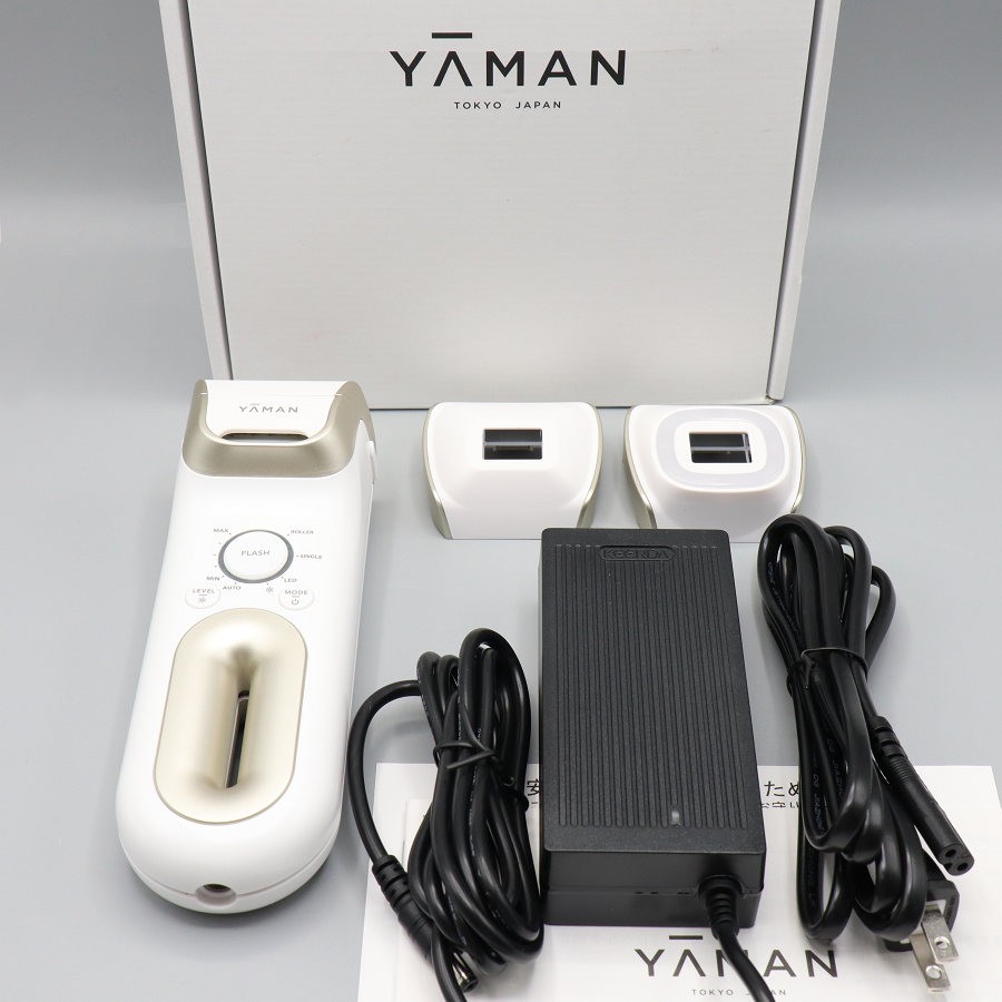 ■商品名 【美品】ヤーマン レイボーテ クールプロ YJEA6W ホワイト×ゴールド 光美容器 脱毛器 YA-MAN 本体 ■商品状態 【A】大きなダメージもなく程度良好の美品 ・USED品ではございますが大きなダメージや汚れなどもなく状態の良い商品です。 ・動作確認済みのためご購入後はすぐにご使用いただけます。 ・自社で梱包して発送いたします。 ※付属品は画像にあるものが全てとなります。 ■元箱・説明書について ・元箱：あり ・説明書：あり ・保証書：あり（印字なし） ◆小型・軽量で使いやすく、照射回数約1,200,000発の長寿命ランプを搭載したムダ毛ケア用美容器具。 ◆サファイアガラスで冷やしながら照射し、さらにハイパワーを実現。照射間隔約0.2秒、全身約3分のスピードケアが可能。 ◆適切な出力でのケアが可能な3つのアタッチメントが付属。スキンセンサーで最適レベルを自動調整できる。 ■商品ランク説明 当店が定める商品ランクは下記の商品状態からランク分けをおこなっております。 【N】未使用品 【S】数回使用程度の美品 【A】大きなダメージもなく程度良好の美品 【B】一般的な使用感のある商品 【C】傷、汚れがあり使用感を感じるUSED品 【D】傷・汚れなどが多く見受けられる難有品 【E】ジャンク品 ■発送について ・佐川急便でお支払い確認後、2営業日以内に発送いたします。 ※沖縄県及び離島のお客様はゆうパックでの【着払い】となりますので予めご了承ください。 ■古物商許可証 【大阪府公安委員会：第621010150412号】 ■ご購入の前にお読みください ・当店の明らかな商品説明の記載ミス等でない限り、ご購入後の返金・返品等の対応はできません。 ・ご購入後、3日以上ご連絡が取れないお客様につきましては、誠に勝手ながら購入の意思なしと判断し、キャンセル扱いとさせていただく場合がございますので予めご了承ください。 ■返金・返品について ・購入した商品と異なる場合 ・説明欄に記載のない大きなダメージがあった場合 ・サイズや記載と違うお色の場合 ・初期動作不良があった場合 上記の内容に該当する場合のみ返金・返品をお受けいたします。 ※若干の状態の違いなどの個人的主観、ご注文間違いやスペックの認識の相違、思っていた商品と違うなど、個人的な理由での返品はお受けできません。 ■商品番号 062614