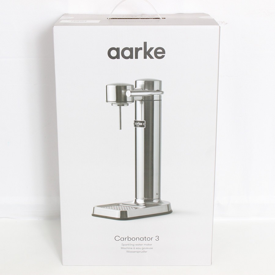 ■商品名 【新品未開封】AARKE Carbonator 3 AA-1203 スチールシルバー 炭酸水メーカー アールケ カーボネーター3 本体 ■商品状態 【N】未使用品 ・新品未開封の商品です。 ・商品自体は新品未使用ですが、買取品のため中古カテゴリーの新古品・未使用品で出品しております。 ・元箱には配送時のダメージがございますが、製品への影響はございません。 ※複数の在庫をまとめて出品している商品ページとなるため、元箱へのダメージ箇所はお写真とは異なる場合がございますことをご了承のうえで、ご購入下さいませ。 ・元箱にストレッチフィルムを巻いての発送となります。 ■元箱・説明書について ・元箱：あり ◆スタイリッシュなカーボネーターIIのデザインを踏襲しながらも、内部の機能を改良し、より快適で安定した炭酸水つくりが楽しめるようになったCarbonator III。 ■商品ランク説明 当店が定める商品ランクは下記の商品状態からランク分けをおこなっております。 【N】未使用品 【S】数回使用程度の美品 【A】大きなダメージもなく程度良好の美品 【B】一般的な使用感のある商品 【C】傷、汚れがあり使用感を感じるUSED品 【D】傷・汚れなどが多く見受けられる難有品 【E】ジャンク品 ■発送について ・佐川急便でお支払い確認後、2営業日以内に発送いたします。 ※沖縄県及び離島のお客様はゆうパックでの【着払い】となりますので予めご了承ください。 ■古物商許可証 【大阪府公安委員会：第621010150412号】 ■ご購入の前にお読みください ・当店の明らかな商品説明の記載ミス等でない限り、ご購入後の返金・返品等の対応はできません。 ・ご購入後、3日以上ご連絡が取れないお客様につきましては、誠に勝手ながら購入の意思なしと判断し、キャンセル扱いとさせていただく場合がございますので予めご了承ください。 ■返金・返品について ・購入した商品と異なる場合 ・説明欄に記載のない大きなダメージがあった場合 ・サイズや記載と違うお色の場合 ・初期動作不良があった場合 上記の内容に該当する場合のみ返金・返品をお受けいたします。 ※若干の状態の違いなどの個人的主観、ご注文間違いやスペックの認識の相違、思っていた商品と違うなど、個人的な理由での返品はお受けできません。 ■商品番号 MCL2PDP2W84Z057G