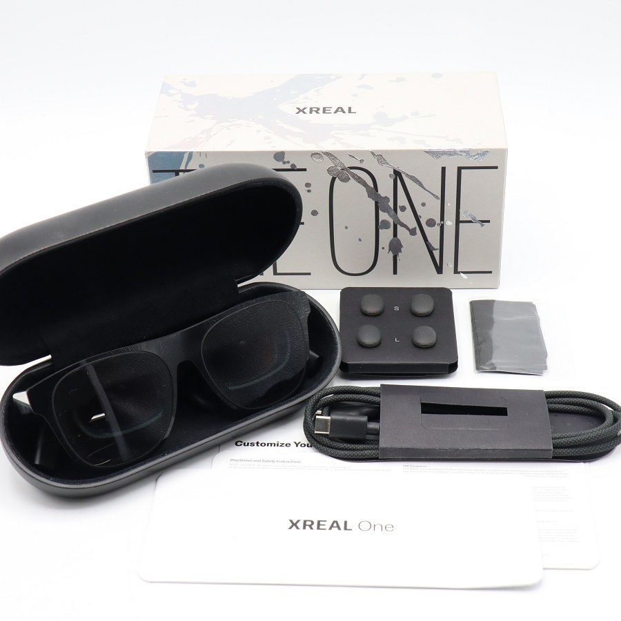 ■商品名 【美品】XREAL One X1111 ARグラス 3DoF対応 スマートグラス エックスリアル 本体 ■商品状態 【A】大きなダメージもなく程度良好の美品 ・USED品ではございますが大きなダメージや汚れなどもなく状態の良い商品です。 ・動作確認済みのためご購入後はすぐにご使用いただけます。 ・自社で梱包して発送いたします。 ※付属品は画像にあるものが全てとなります。 ■元箱・説明書について ・元箱：あり ◆本体単体でネイティブ3DoFに対応したARグラス ■商品ランク説明 当店が定める商品ランクは下記の商品状態からランク分けをおこなっております。 【N】未使用品 【S】数回使用程度の美品 【A】大きなダメージもなく程度良好の美品 【B】一般的な使用感のある商品 【C】傷、汚れがあり使用感を感じるUSED品 【D】傷・汚れなどが多く見受けられる難有品 【E】ジャンク品 ■発送について ・佐川急便でお支払い確認後、2営業日以内に発送いたします。 ※沖縄県及び離島のお客様はゆうパックでの【着払い】となりますので予めご了承ください。 ■古物商許可証 【大阪府公安委員会：第621010150412号】 ■ご購入の前にお読みください ・当店の明らかな商品説明の記載ミス等でない限り、ご購入後の返金・返品等の対応はできません。 ・ご購入後、3日以上ご連絡が取れないお客様につきましては、誠に勝手ながら購入の意思なしと判断し、キャンセル扱いとさせていただく場合がございますので予めご了承ください。 ■返金・返品について ・購入した商品と異なる場合 ・説明欄に記載のない大きなダメージがあった場合 ・サイズや記載と違うお色の場合 ・初期動作不良があった場合 上記の内容に該当する場合のみ返金・返品をお受けいたします。 ※若干の状態の違いなどの個人的主観、ご注文間違いやスペックの認識の相違、思っていた商品と違うなど、個人的な理由での返品はお受けできません。 ■商品番号 062880
