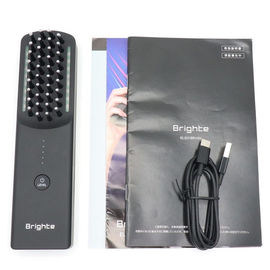 ■商品名 【美品】Brighte ELEKI BRUSH BRT-FS145 ブラック 美顔器 EMS フェイスケア ブライト エレキブラシ 本体 ■商品状態 【A】大きなダメージもなく程度良好の美品 ・USED品ではございますが大きなダメージや汚れなどもなく状態の良い商品です。 ・動作確認済みのためご購入後はすぐにご使用いただけます。 ・自社で梱包して発送いたします。 ※付属品は画像にあるものが全てとなります。 ■元箱・説明書について ・元箱：なし（自社で梱包） ・説明書：あり ・保証書：あり（印字なし） ◆アタッチメントの付け替えは不要で、顔、頭皮、全身に使えるブラシ型美顔器。 ◆EMSとRFと赤青LEDのパワフルな組み合わせによる刺激で、凝り固まった表情筋・頭皮・全身をほぐす。 ◆動作は電源と、レベル変更のみで手間いらず。38本の電極ブラシが全身にフィットする。 ■商品ランク説明 当店が定める商品ランクは下記の商品状態からランク分けをおこなっております。 【N】未使用品 【S】数回使用程度の美品 【A】大きなダメージもなく程度良好の美品 【B】一般的な使用感のある商品 【C】傷、汚れがあり使用感を感じるUSED品 【D】傷・汚れなどが多く見受けられる難有品 【E】ジャンク品 ■発送について ・佐川急便でお支払い確認後、2営業日以内に発送いたします。 ※沖縄県及び離島のお客様はゆうパックでの【着払い】となりますので予めご了承ください。 ■古物商許可証 【大阪府公安委員会：第621010150412号】 ■ご購入の前にお読みください ・当店の明らかな商品説明の記載ミス等でない限り、ご購入後の返金・返品等の対応はできません。 ・ご購入後、3日以上ご連絡が取れないお客様につきましては、誠に勝手ながら購入の意思なしと判断し、キャンセル扱いとさせていただく場合がございますので予めご了承ください。 ■返金・返品について ・購入した商品と異なる場合 ・説明欄に記載のない大きなダメージがあった場合 ・サイズや記載と違うお色の場合 ・初期動作不良があった場合 上記の内容に該当する場合のみ返金・返品をお受けいたします。 ※若干の状態の違いなどの個人的主観、ご注文間違いやスペックの認識の相違、思っていた商品と違うなど、個人的な理由での返品はお受けできません。 ■商品番号 063150