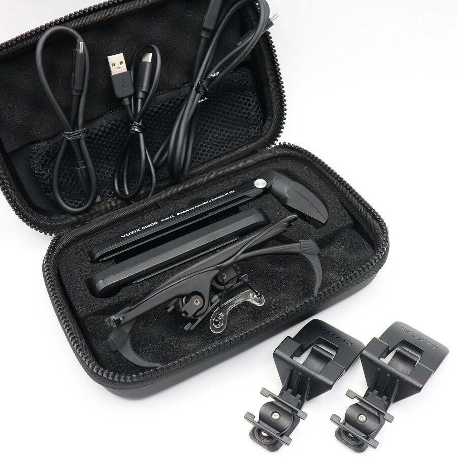 ■商品名 VUZIX M400 スマートグラス 750mAhバッテリー付属 有機ELディスプレイ ビュージックス 本体 ■商品状態 【B】一般的な使用感のある商品 ・本体や付属品には使用に伴う細かな擦れがございます。 ・ノーズパッドにゆがみがみられます。 ・おまけでクリップ式ヘルメット用マウントが付属しております。 ・動作確認済みのためご購入後はすぐにご使用いただけます。 ・自社で梱包して発送いたします。 ※付属品は画像にあるものが全てとなります。 ■元箱・説明書について ・元箱：なし（自社で梱包） ・説明書：なし ■商品ランク説明 当店が定める商品ランクは下記の商品状態からランク分けをおこなっております。 【N】未使用品 【S】数回使用程度の美品 【A】大きなダメージもなく程度良好の美品 【B】一般的な使用感のある商品 【C】傷、汚れがあり使用感を感じるUSED品 【D】傷・汚れなどが多く見受けられる難有品 【E】ジャンク品 ■発送について ・佐川急便でお支払い確認後、2営業日以内に発送いたします。 ※沖縄県及び離島のお客様はゆうパックでの【着払い】となりますので予めご了承ください。 ■古物商許可証 【大阪府公安委員会：第621010150412号】 ■ご購入の前にお読みください ・当店の明らかな商品説明の記載ミス等でない限り、ご購入後の返金・返品等の対応はできません。 ・ご購入後、3日以上ご連絡が取れないお客様につきましては、誠に勝手ながら購入の意思なしと判断し、キャンセル扱いとさせていただく場合がございますので予めご了承ください。 ■返金・返品について ・購入した商品と異なる場合 ・説明欄に記載のない大きなダメージがあった場合 ・サイズや記載と違うお色の場合 ・初期動作不良があった場合 上記の内容に該当する場合のみ返金・返品をお受けいたします。 ※若干の状態の違いなどの個人的主観、ご注文間違いやスペックの認識の相違、思っていた商品と違うなど、個人的な理由での返品はお受けできません。 ■商品番号 063223