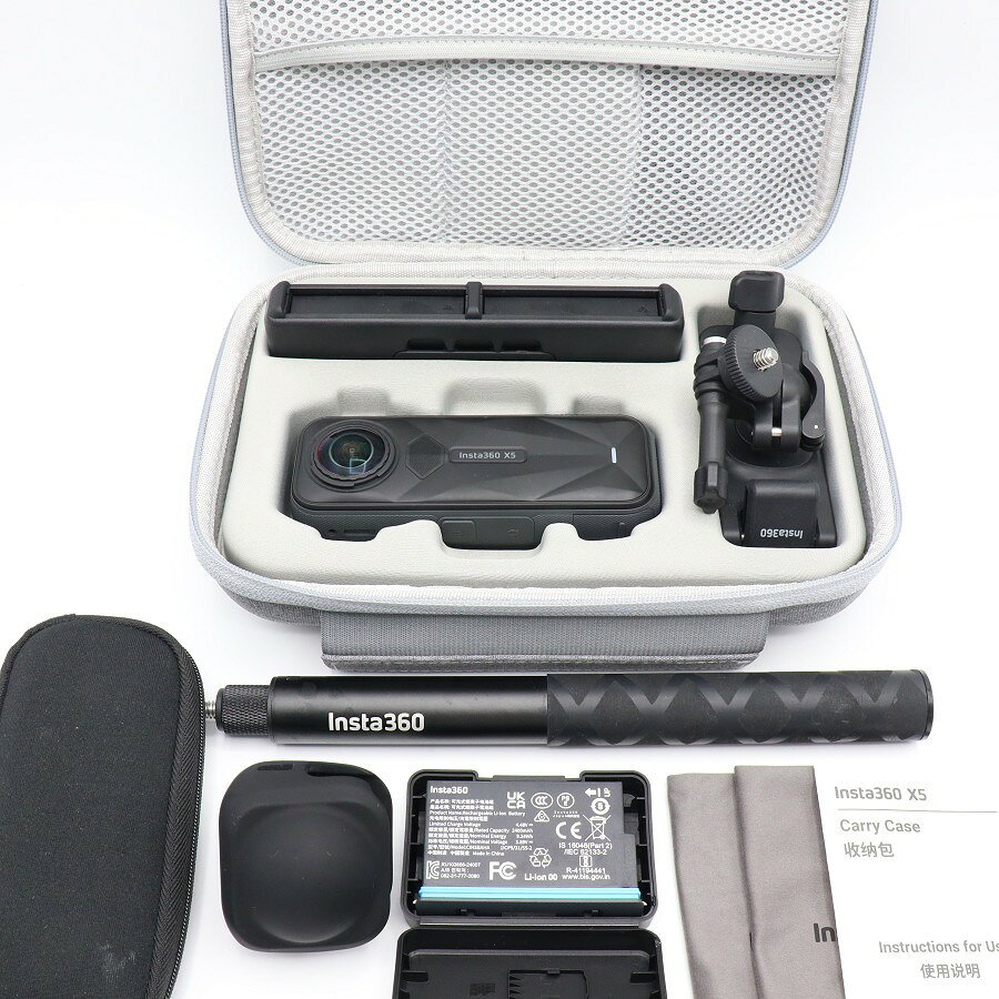 ■商品名 Insta360 X5 CINSAAHA-X510 追加アクセサリー多数あり 360度カメラ アクションカメラ インスタ360 本体 ■商品状態 【A】大きなダメージもなく程度良好の美品 ・USED品ではございますが大きなダメージや汚れなどもなく状態の良い商品です。 ・バックパッククリップ、自撮り棒、予備バッテリー、急速充電ケース、キャリーケースが付属しております。 ・動作確認済みのためご購入後はすぐにご使用いただけます。 ・自社で梱包して発送いたします。 ※付属品は画像にあるものが全てとなります。 ■元箱・説明書について ・元箱：なし（自社で梱包） ・保証書：2026-07-21（アプリ端末情報記載） ◆1/1.28型センサーがより多くの光を取り込み、より明るく豊かなビジュアルと8K30fpsの360度動画を実現する360度カメラ。 ◆トリプルAIチップによるすぐれた低照度性能を備えている。撮影してすぐに共有できる「InstaFrameモード」を搭載。 ◆自撮り棒が映像から消える効果により、3人称視点アングルやドローンのような映像が撮影できる。 ■商品ランク説明 当店が定める商品ランクは下記の商品状態からランク分けをおこなっております。 【N】未使用品 【S】数回使用程度の美品 【A】大きなダメージもなく程度良好の美品 【B】一般的な使用感のある商品 【C】傷、汚れがあり使用感を感じるUSED品 【D】傷・汚れなどが多く見受けられる難有品 【E】ジャンク品 ■発送について ・佐川急便でお支払い確認後、2営業日以内に発送いたします。 ※沖縄県及び離島のお客様はゆうパックでの【着払い】となりますので予めご了承ください。 ■古物商許可証 【大阪府公安委員会：第621010150412号】 ■ご購入の前にお読みください ・当店の明らかな商品説明の記載ミス等でない限り、ご購入後の返金・返品等の対応はできません。 ・ご購入後、3日以上ご連絡が取れないお客様につきましては、誠に勝手ながら購入の意思なしと判断し、キャンセル扱いとさせていただく場合がございますので予めご了承ください。 ■返金・返品について ・購入した商品と異なる場合 ・説明欄に記載のない大きなダメージがあった場合 ・サイズや記載と違うお色の場合 ・初期動作不良があった場合 上記の内容に該当する場合のみ返金・返品をお受けいたします。 ※若干の状態の違いなどの個人的主観、ご注文間違いやスペックの認識の相違、思っていた商品と違うなど、個人的な理由での返品はお受けできません。 ■商品番号 063802