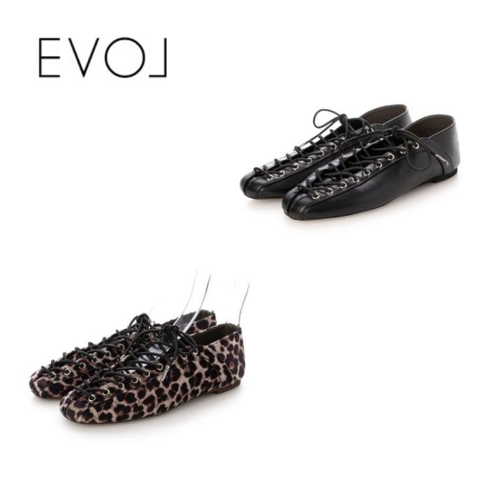 シンプルなラウンドトゥに交差するシューレースで、足元を綺麗に見せてくれるバレエコアのレースアップシューズ。 伸縮性のあるシューレースを使用することでサッと着脱出来るのも嬉しいポイント。 シルバーのハトメとループエンドがコーディネートのアクセントに。 見た目以上に柔らかくソフトな素材と、クッション性のある肉厚な中敷きでどこまでも歩けるようなストレスフリーな履き心地。 ※履き心地には個人差がございますので、あくまでも目安としてご覧ください。 ※商品画像はサンプルを使用しているため、色味やサイズ等の仕様に 　変更がある場合がございますので、予めご了承ください。 ・ ヒール高　　：1.0cm ・ 表素材　　　：合成皮革 ・ 原産国　　　：中国 ・ 重さ（片足）：212.0g ブランドの紹介 レディースシューズブランドEVOL（イーボル） “女性らしさ”、“可愛らしさ”、“上品さ”など トレンド・クオリティを20年以上追求した 個性豊かなラインナップが自慢のブランドです。