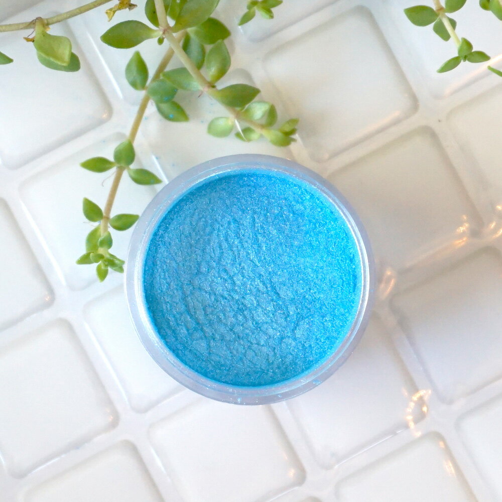 涼しげな印象の、明るめブルー。アイスブルー -Ice Blue-パールマイカ 4gコスメティックグレード（化粧品グレード）（リップ リップグロス アイシャドウ チーク 手作りコスメ 手作り石鹸）
